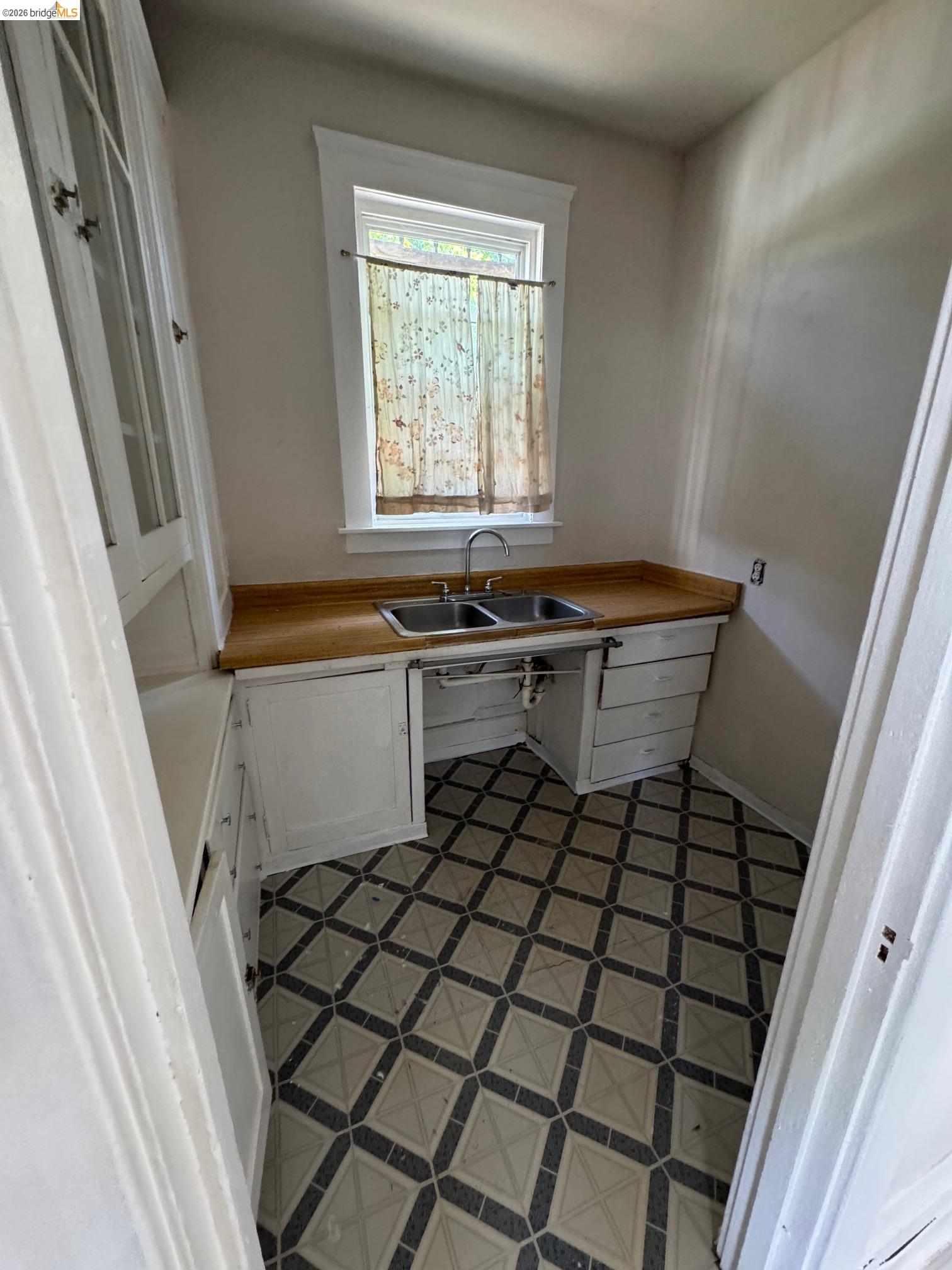 Detail Gallery Image 6 of 15 For 1626 12th St, Oakland,  CA 94607 - – Beds | – Baths