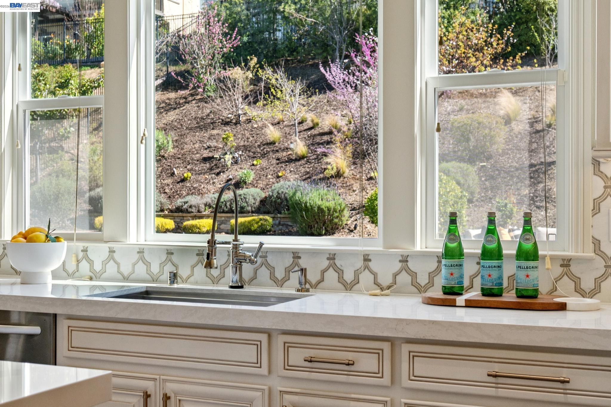 Detail Gallery Image 14 of 57 For 130 Arundel Dr, Hayward,  CA 94542 - 4 Beds | 3/1 Baths