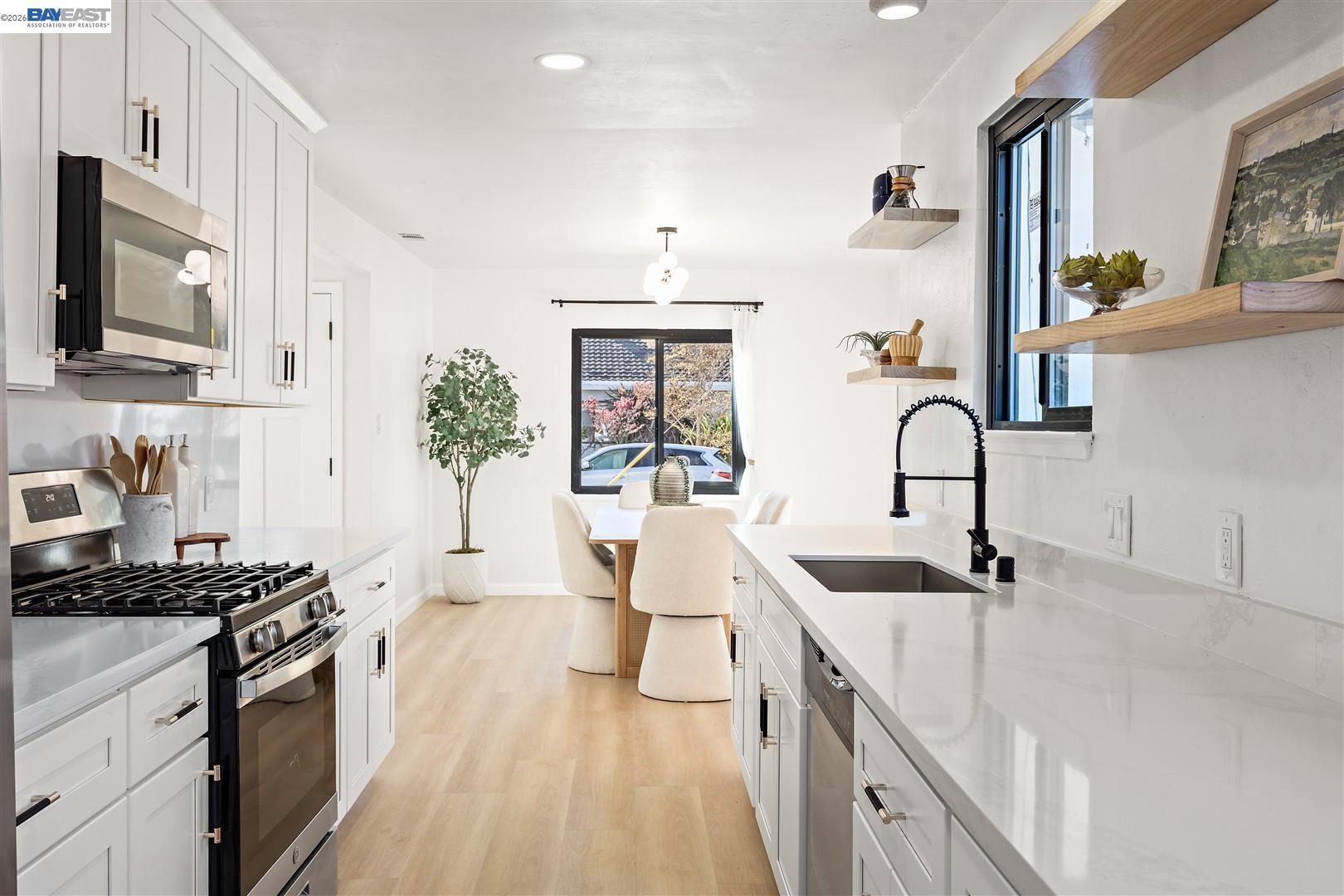 Detail Gallery Image 13 of 47 For 21928 Baywood Ave, Castro Valley,  CA 94546 - 3 Beds | 2/1 Baths