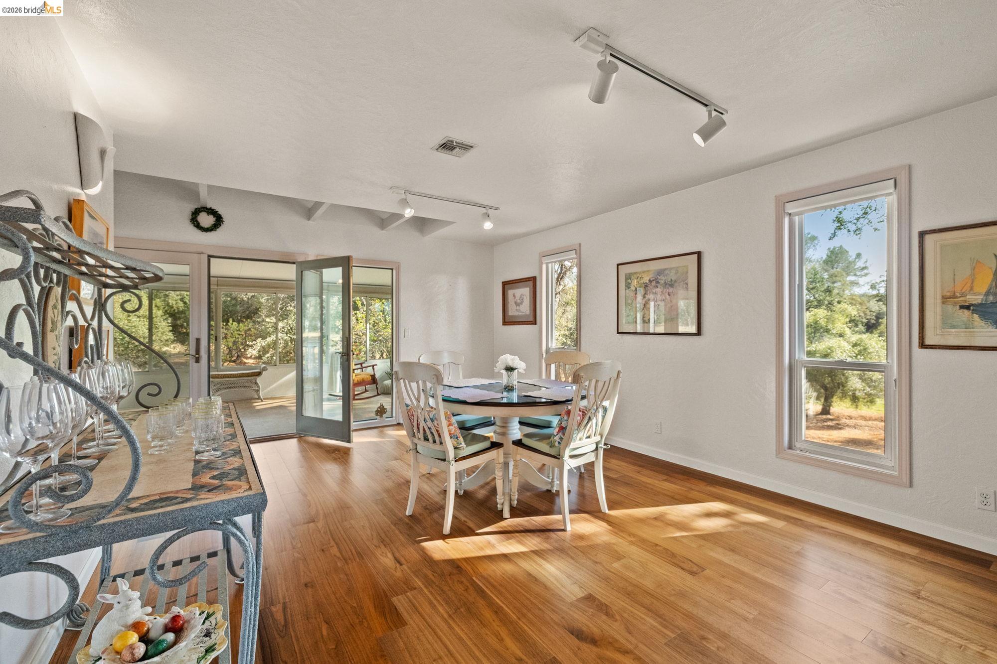 Detail Gallery Image 12 of 53 For 10566 Thistledown, Jamestown,  CA 95327-9532 - 5 Beds | 2 Baths