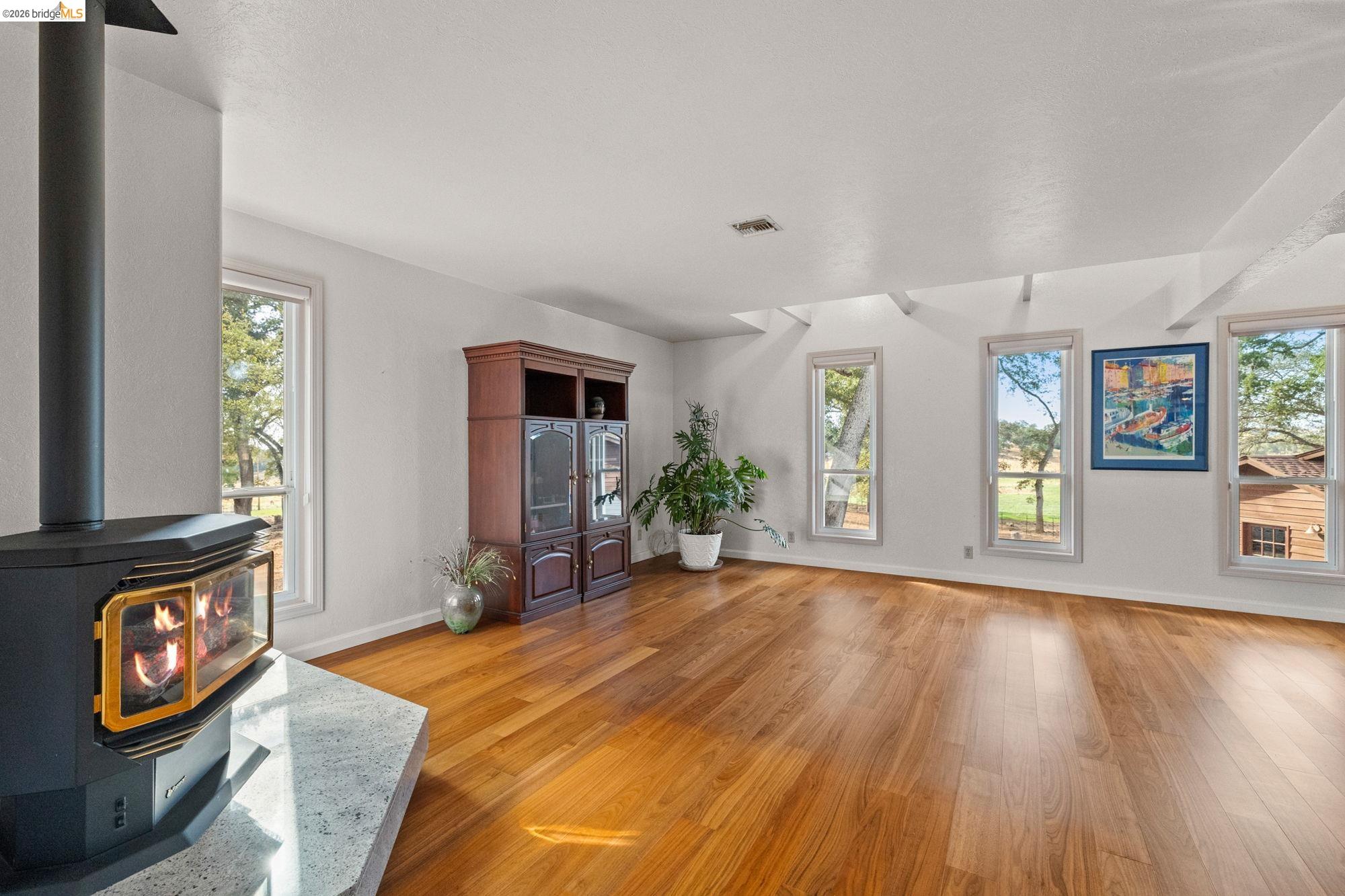 Detail Gallery Image 7 of 53 For 10566 Thistledown, Jamestown,  CA 95327-9532 - 5 Beds | 2 Baths