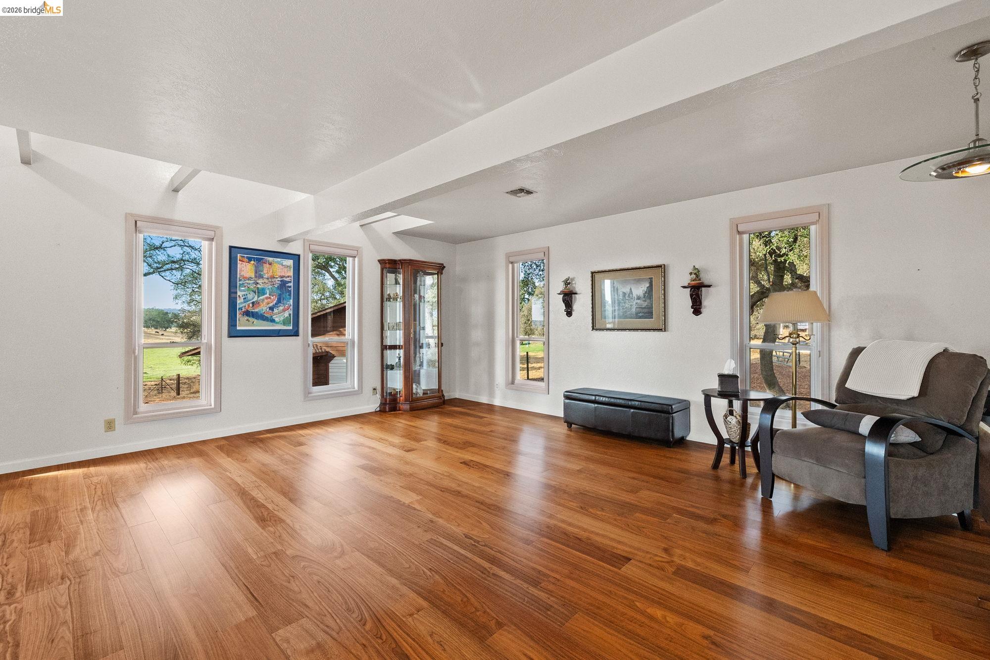 Detail Gallery Image 8 of 53 For 10566 Thistledown, Jamestown,  CA 95327-9532 - 5 Beds | 2 Baths