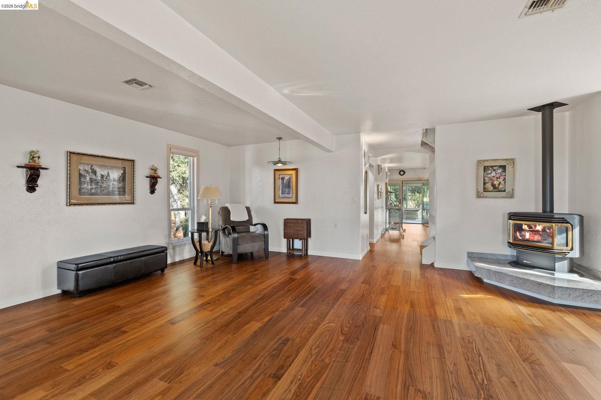 Detail Gallery Image 10 of 53 For 10566 Thistledown, Jamestown,  CA 95327-9532 - 5 Beds | 2 Baths