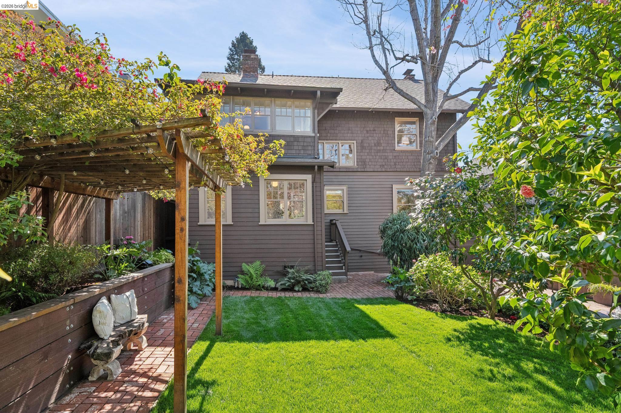 Detail Gallery Image 24 of 52 For 15 Blair Ave, Piedmont,  CA 94611 - 4 Beds | 2 Baths