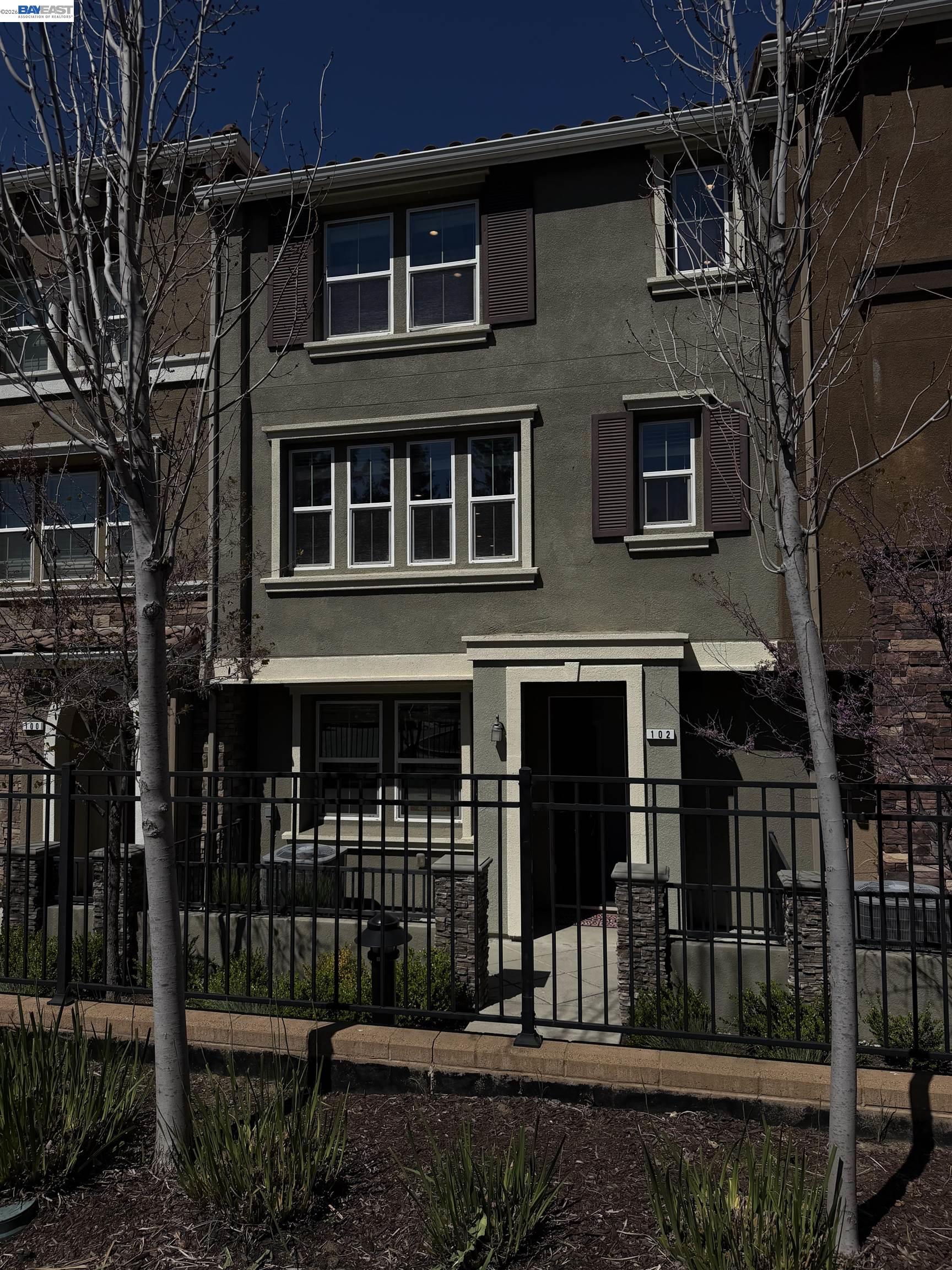 Detail Gallery Image 40 of 47 For 102 Fanuncio Ln, Hayward,  CA 94544 - 3 Beds | 2/1 Baths