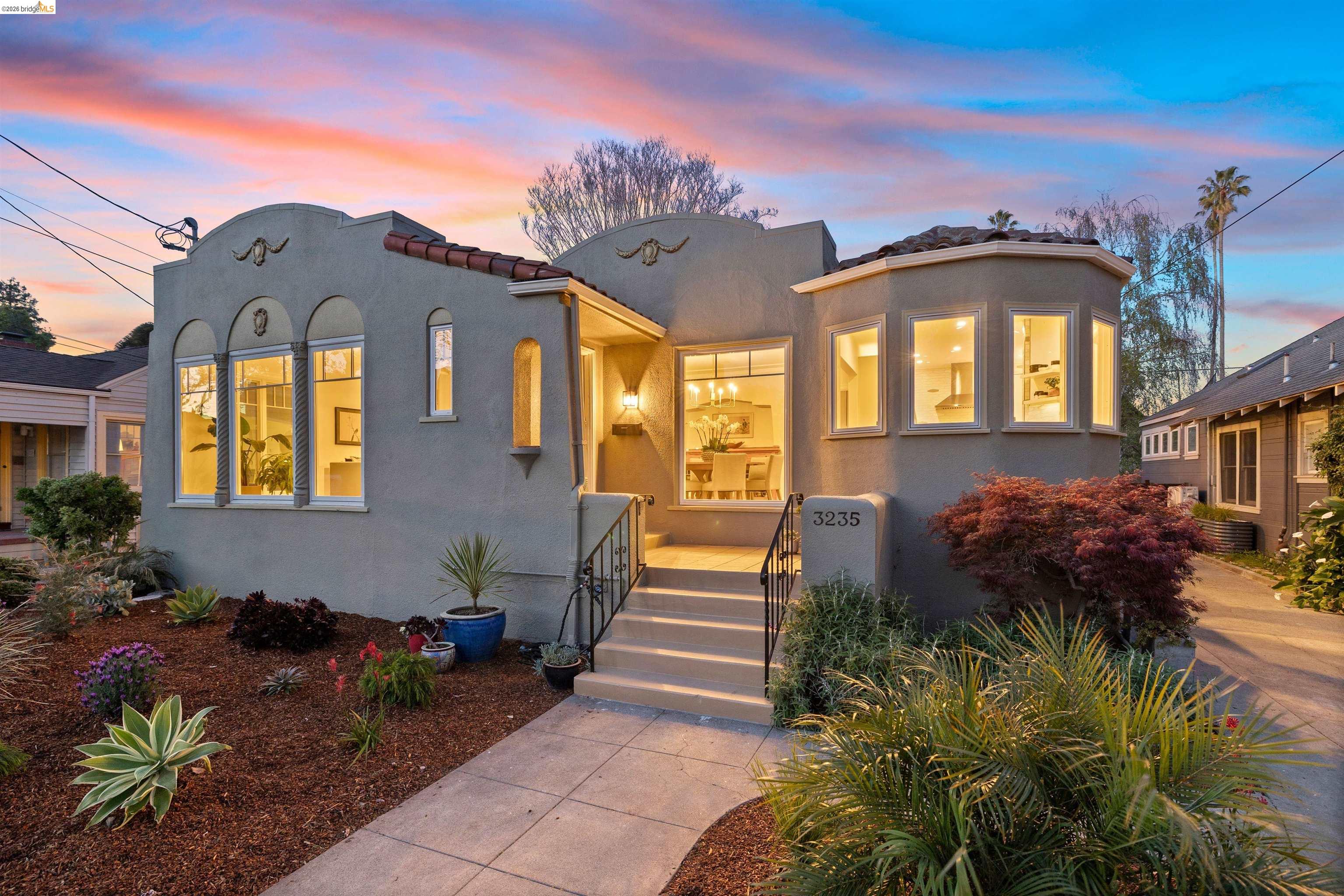 Detail Gallery Image 4 of 60 For 3235 Central Ave, Alameda,  CA 94501 - 3 Beds | 2 Baths