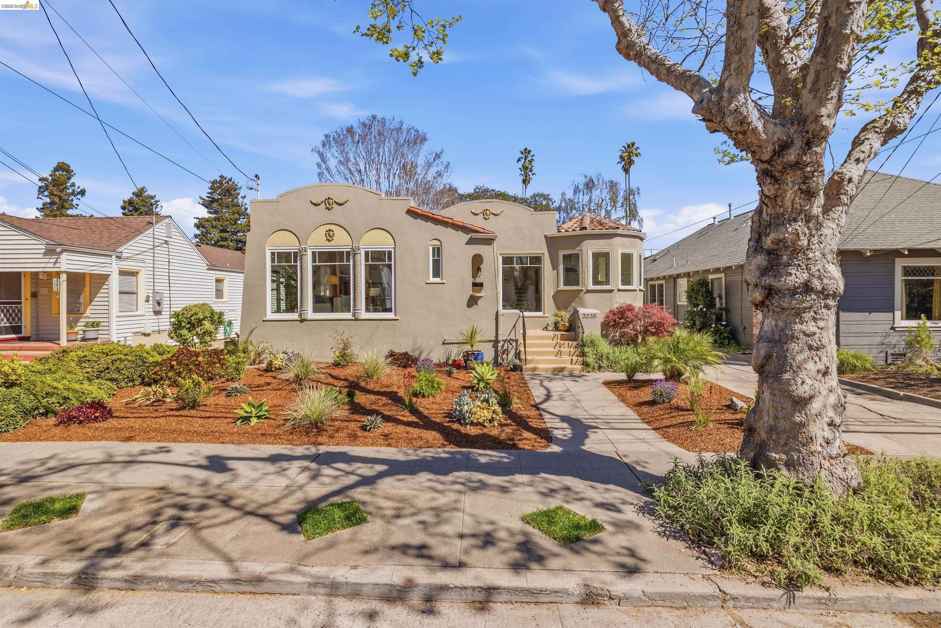 Detail Gallery Image 5 of 60 For 3235 Central Ave, Alameda,  CA 94501 - 3 Beds | 2 Baths