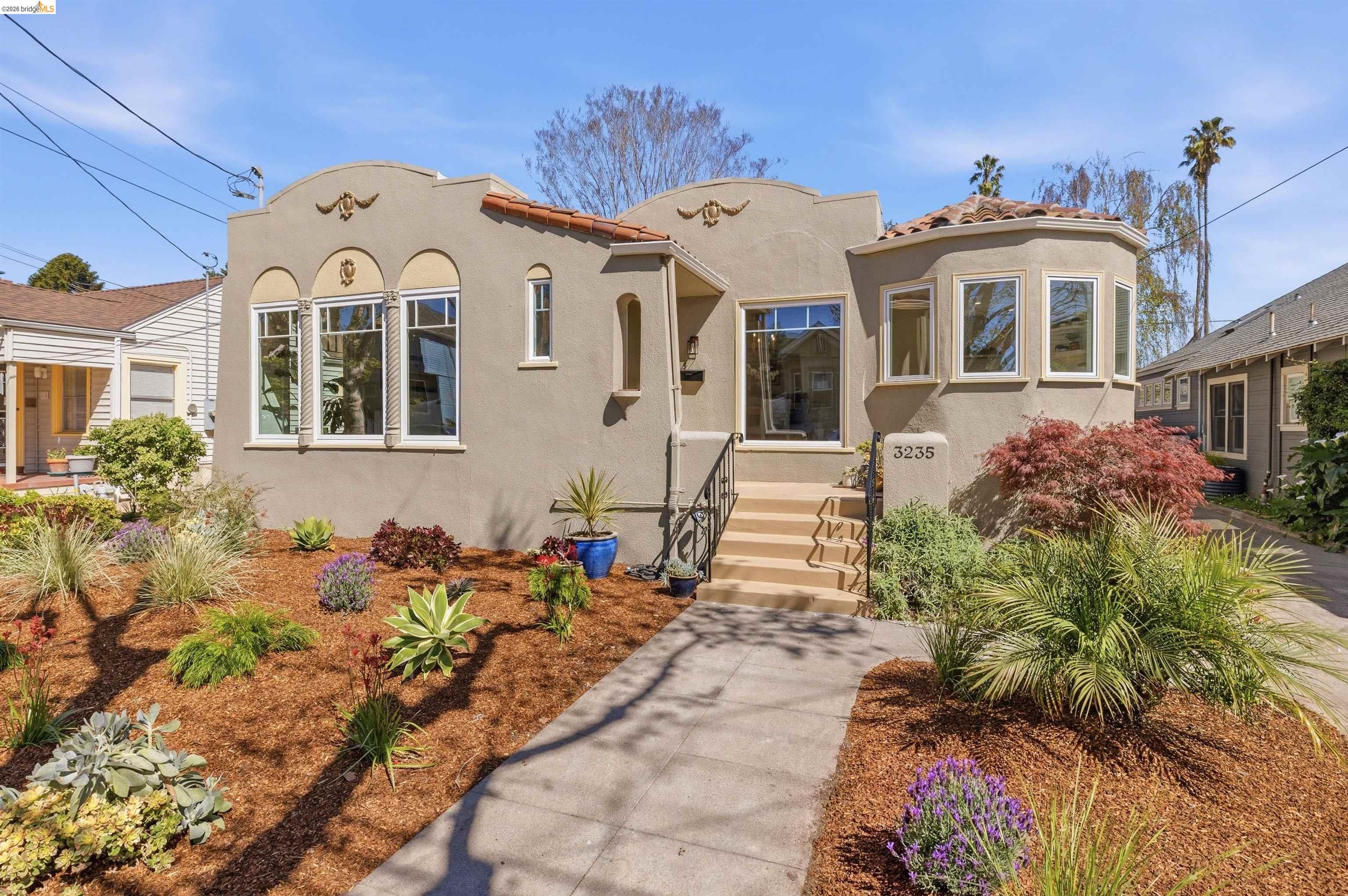 Detail Gallery Image 7 of 60 For 3235 Central Ave, Alameda,  CA 94501 - 3 Beds | 2 Baths