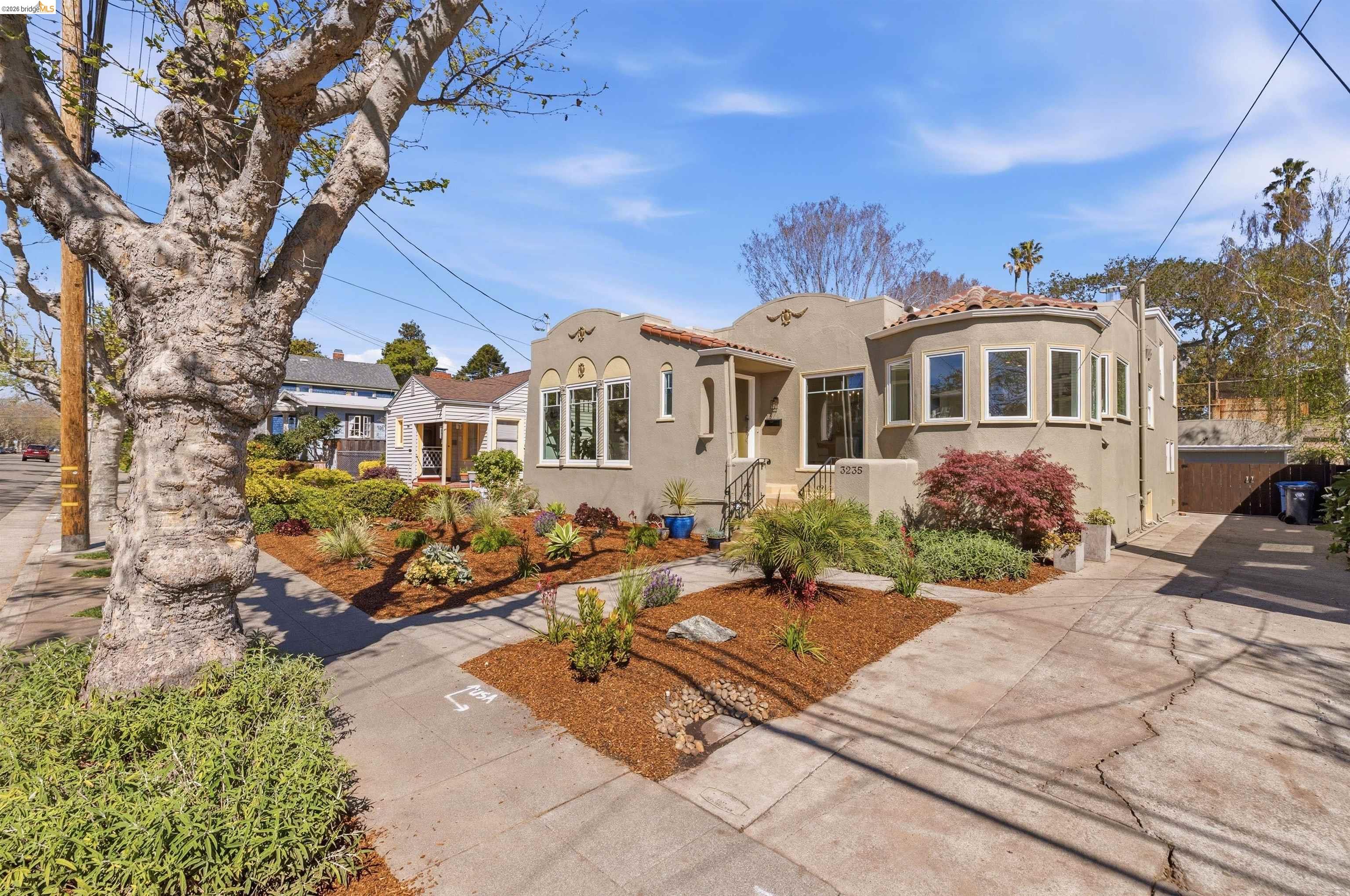 Detail Gallery Image 8 of 60 For 3235 Central Ave, Alameda,  CA 94501 - 3 Beds | 2 Baths