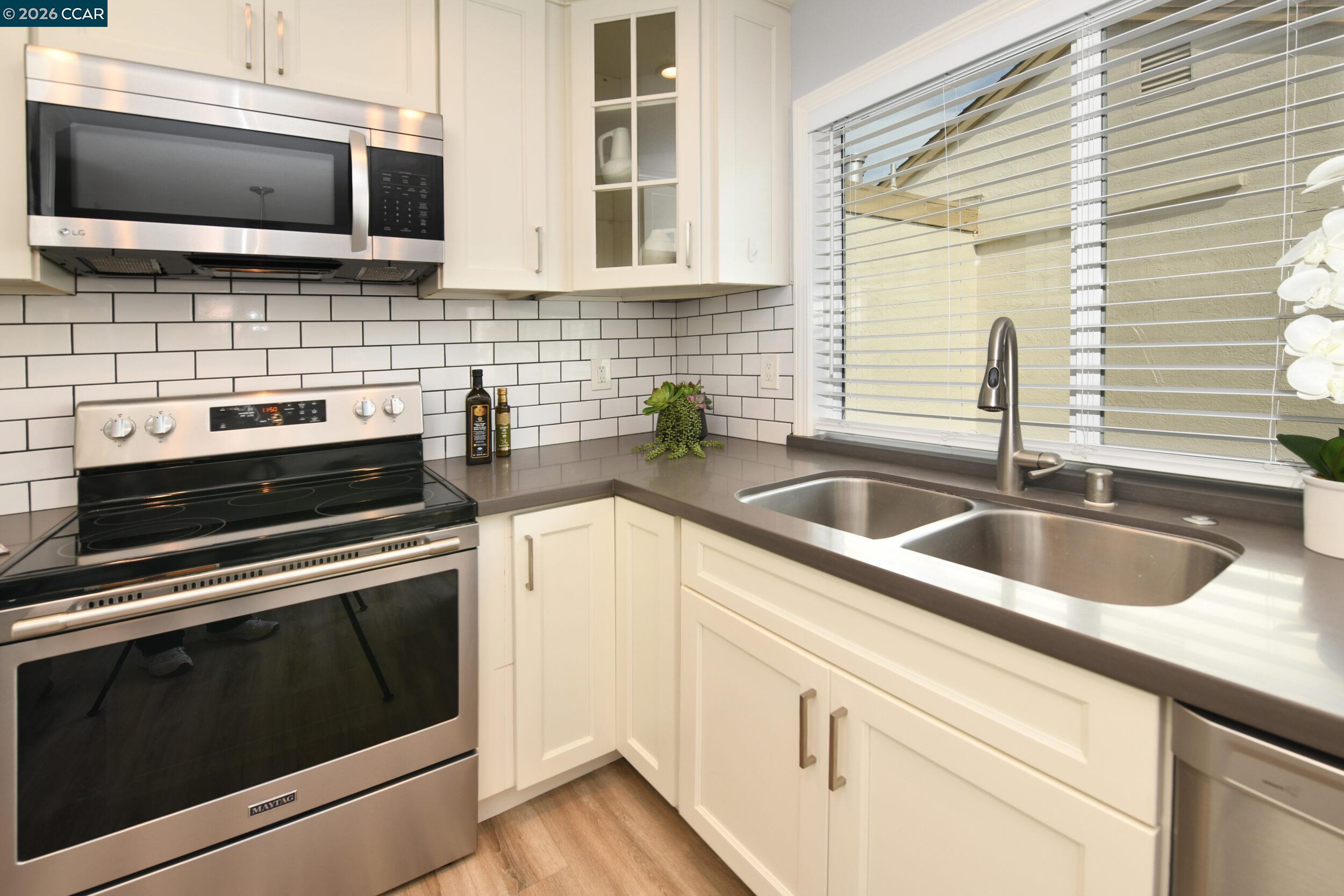 Detail Gallery Image 5 of 40 For 4869 Wolf Way, Concord,  CA 94521 - 2 Beds | 2 Baths