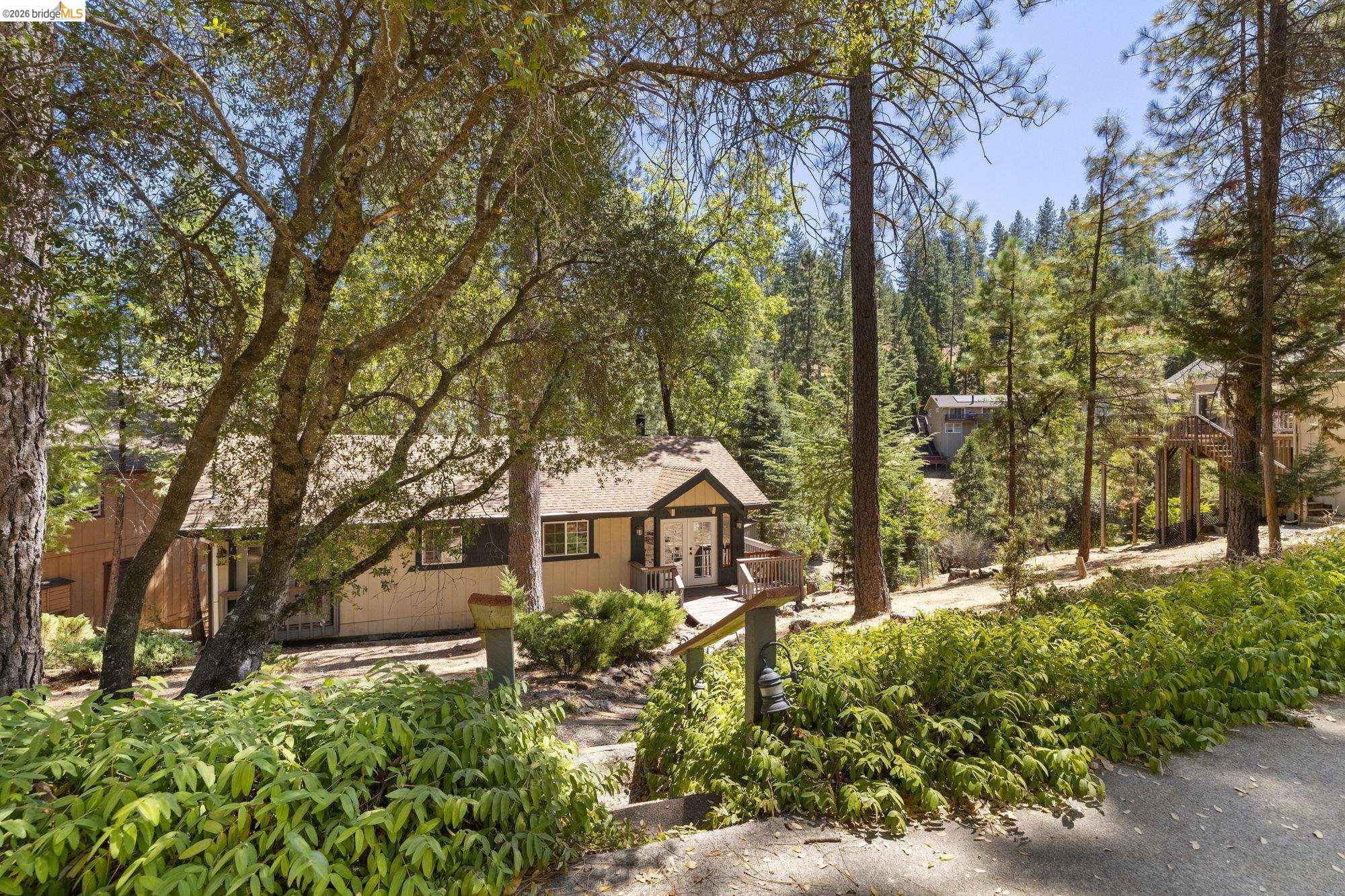 Detail Gallery Image 2 of 60 For 19824 Pine Mountain Dr, Groveland,  CA 95321 - 3 Beds | 2 Baths