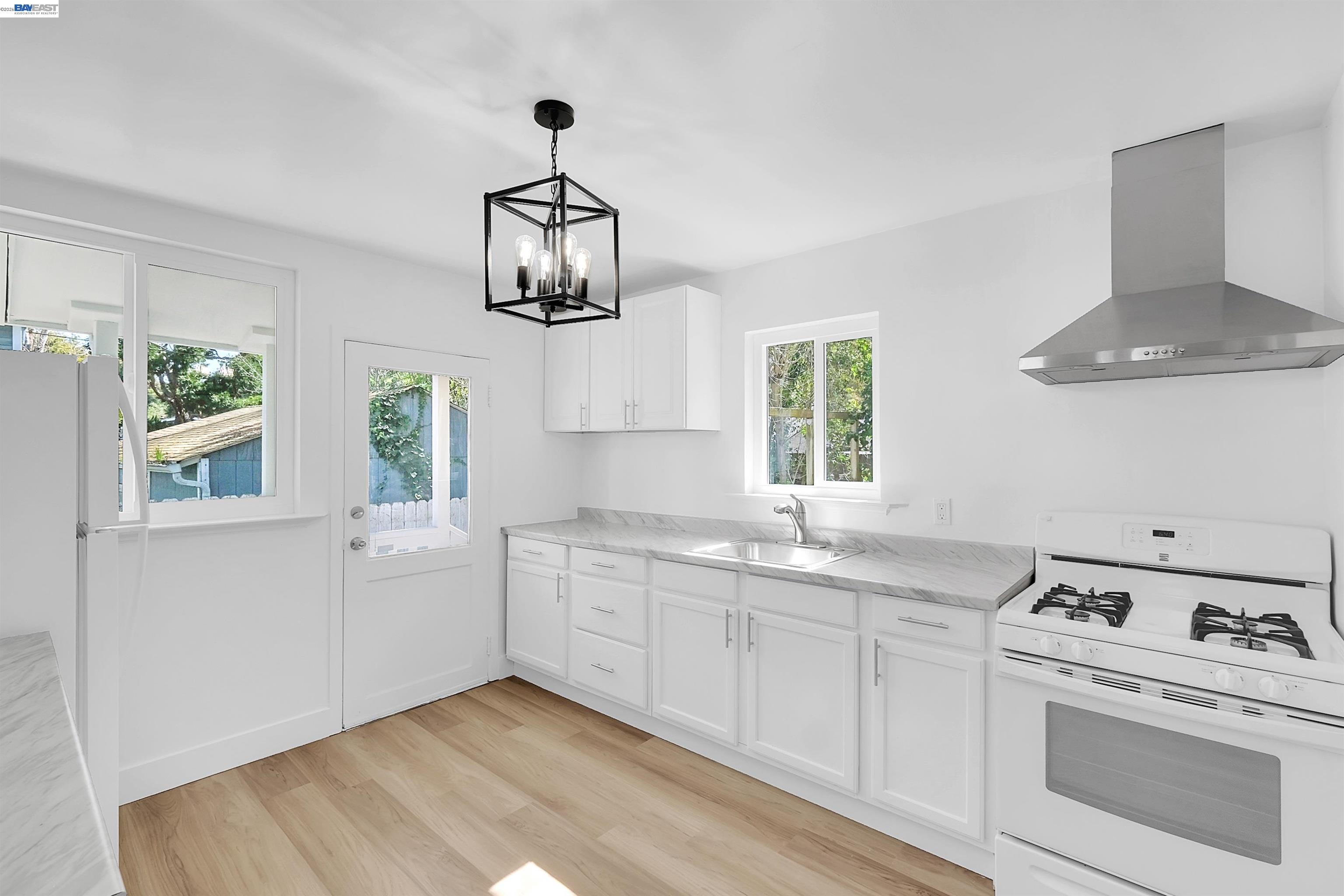 Detail Gallery Image 2 of 28 For 1467 Clay St, Hayward,  CA 94541 - 2 Beds | 1 Baths