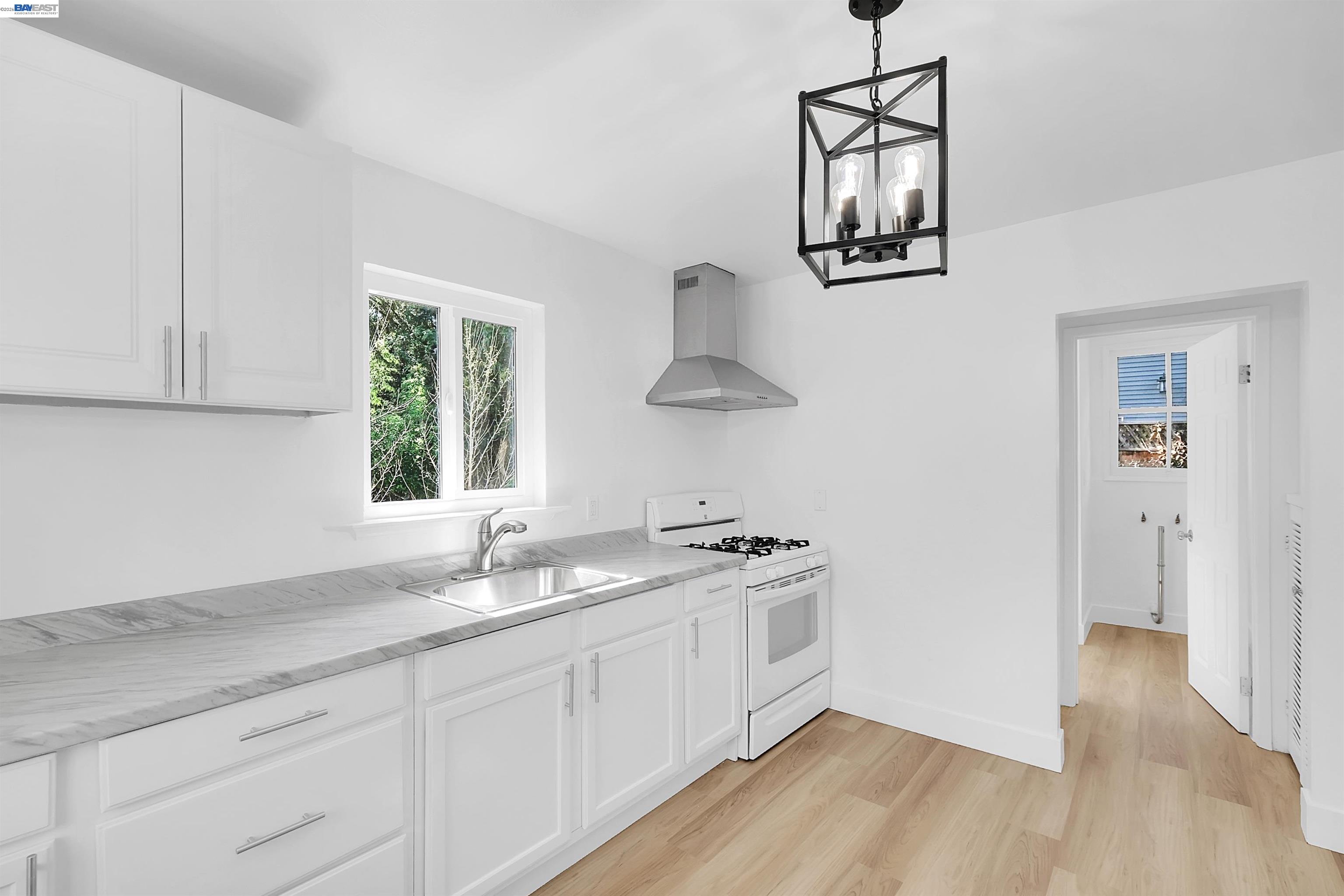 Detail Gallery Image 3 of 28 For 1467 Clay St, Hayward,  CA 94541 - 2 Beds | 1 Baths