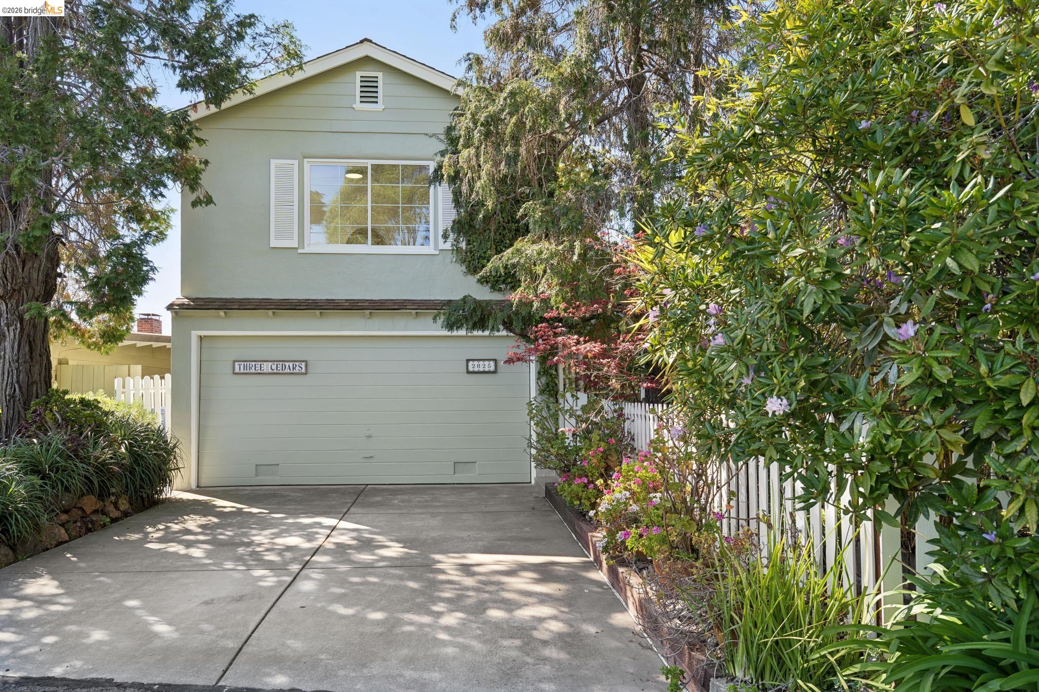 Detail Gallery Image 2 of 44 For 2825 Kitchener Ct, Oakland,  CA 94602 - 2 Beds | 2 Baths