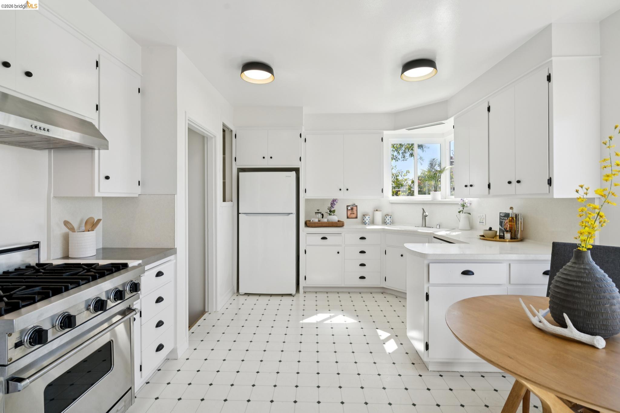 Detail Gallery Image 14 of 44 For 2825 Kitchener Ct, Oakland,  CA 94602 - 2 Beds | 2 Baths