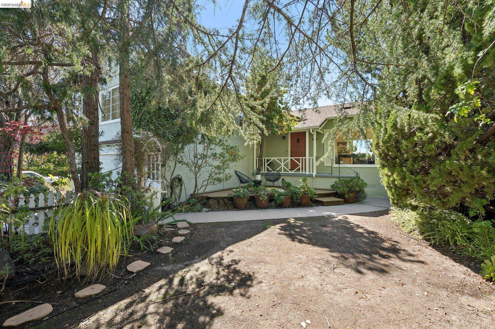 Detail Gallery Image 3 of 44 For 2825 Kitchener Ct, Oakland,  CA 94602 - 2 Beds | 2 Baths