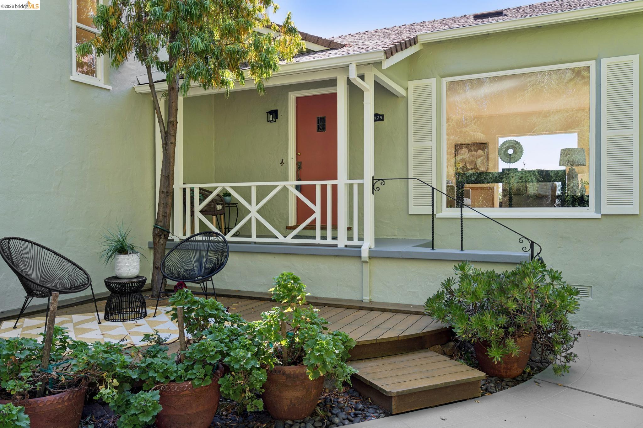 Detail Gallery Image 4 of 44 For 2825 Kitchener Ct, Oakland,  CA 94602 - 2 Beds | 2 Baths