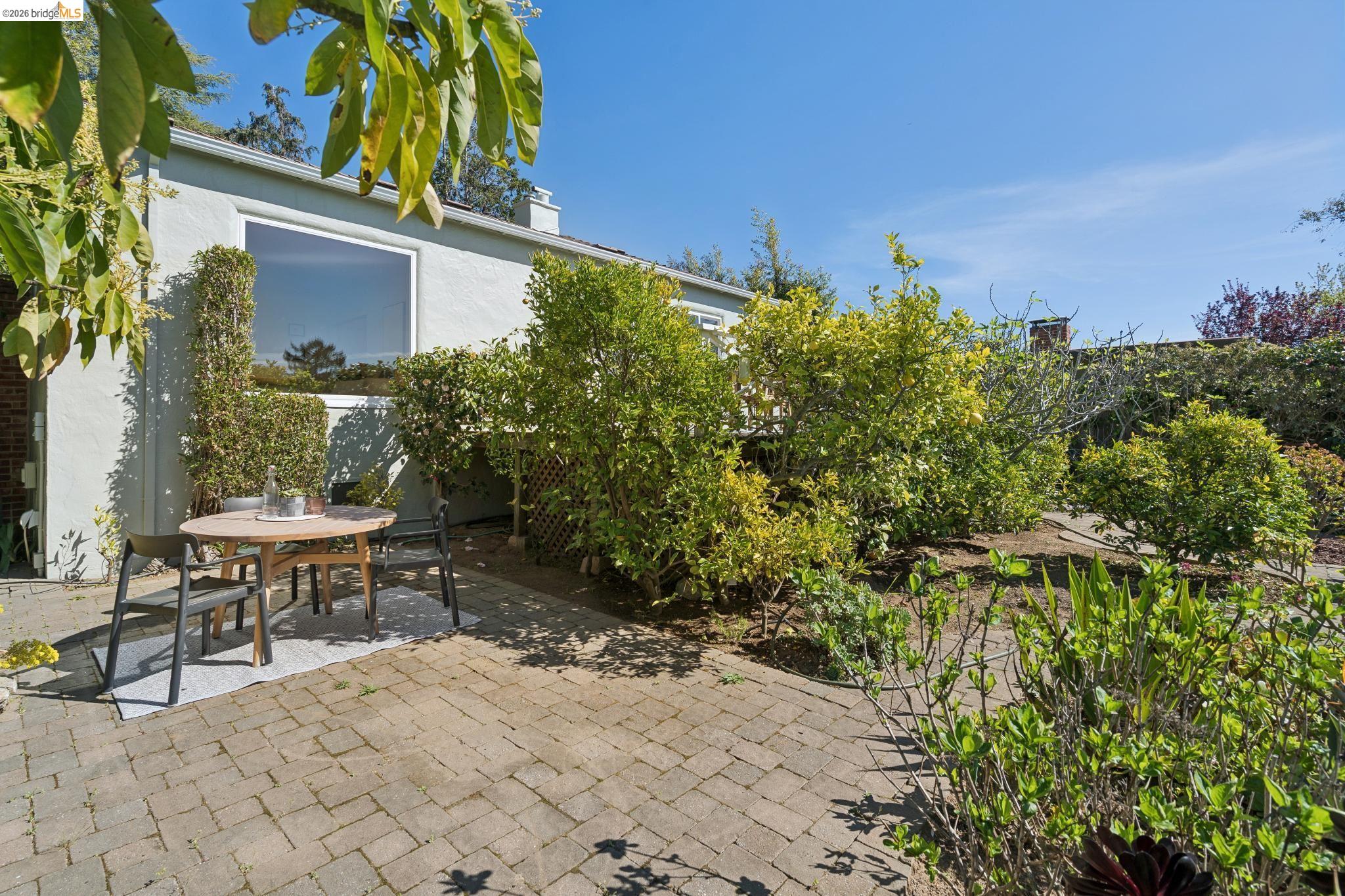 Detail Gallery Image 39 of 44 For 2825 Kitchener Ct, Oakland,  CA 94602 - 2 Beds | 2 Baths