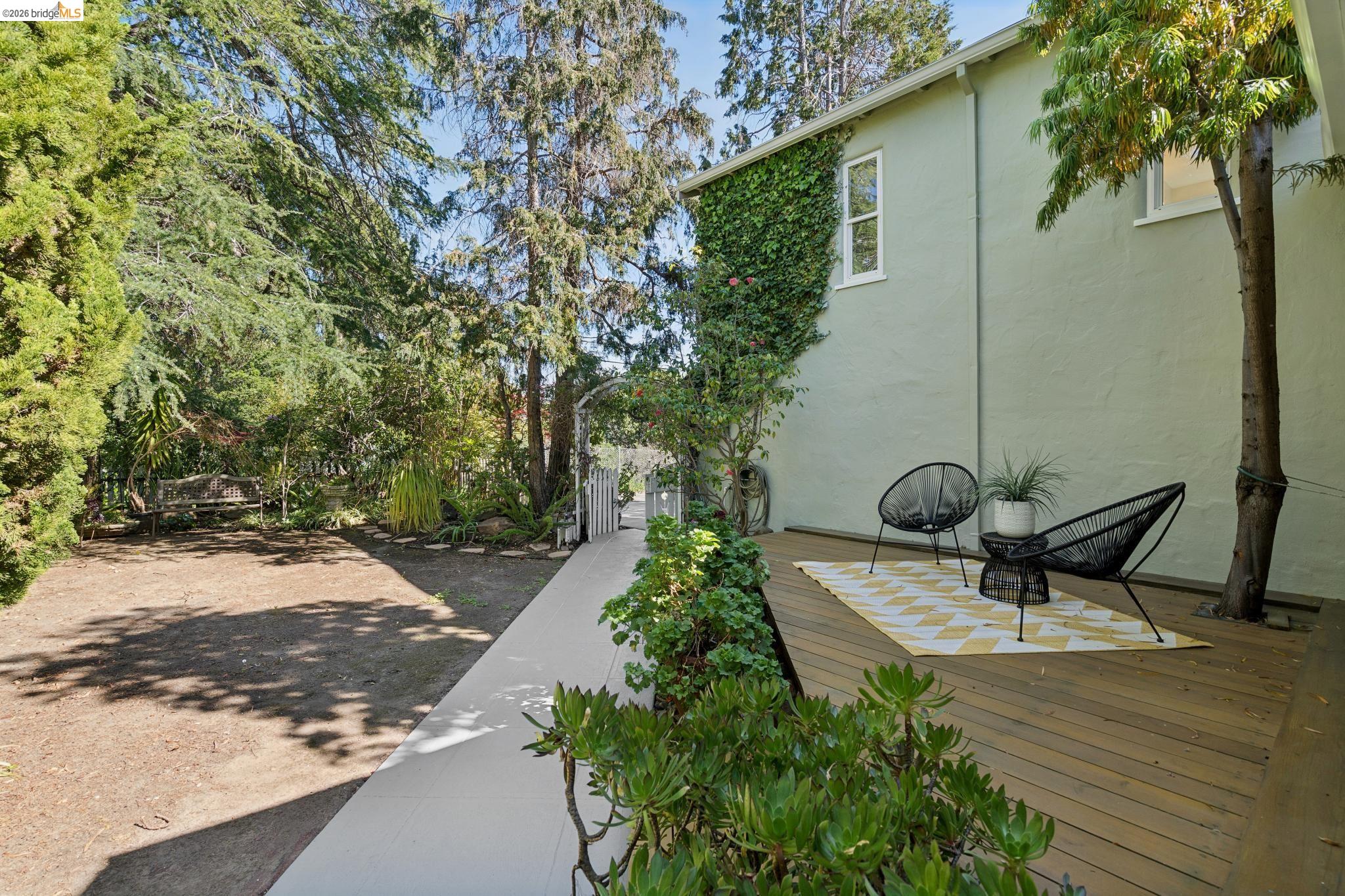 Detail Gallery Image 5 of 44 For 2825 Kitchener Ct, Oakland,  CA 94602 - 2 Beds | 2 Baths