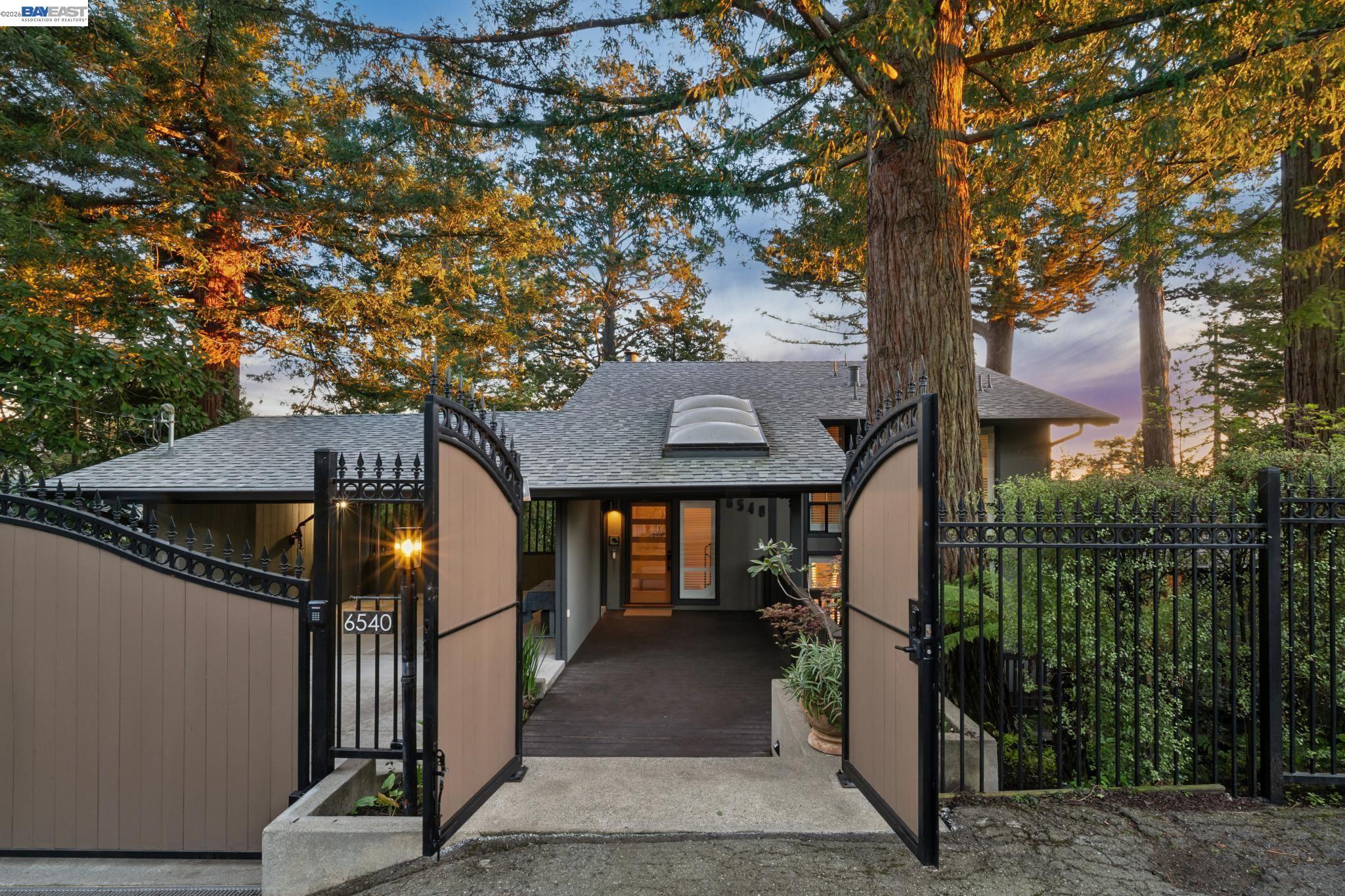 Detail Gallery Image 2 of 60 For 6540 Saroni Dr, Oakland,  CA 94611 - 3 Beds | 3 Baths