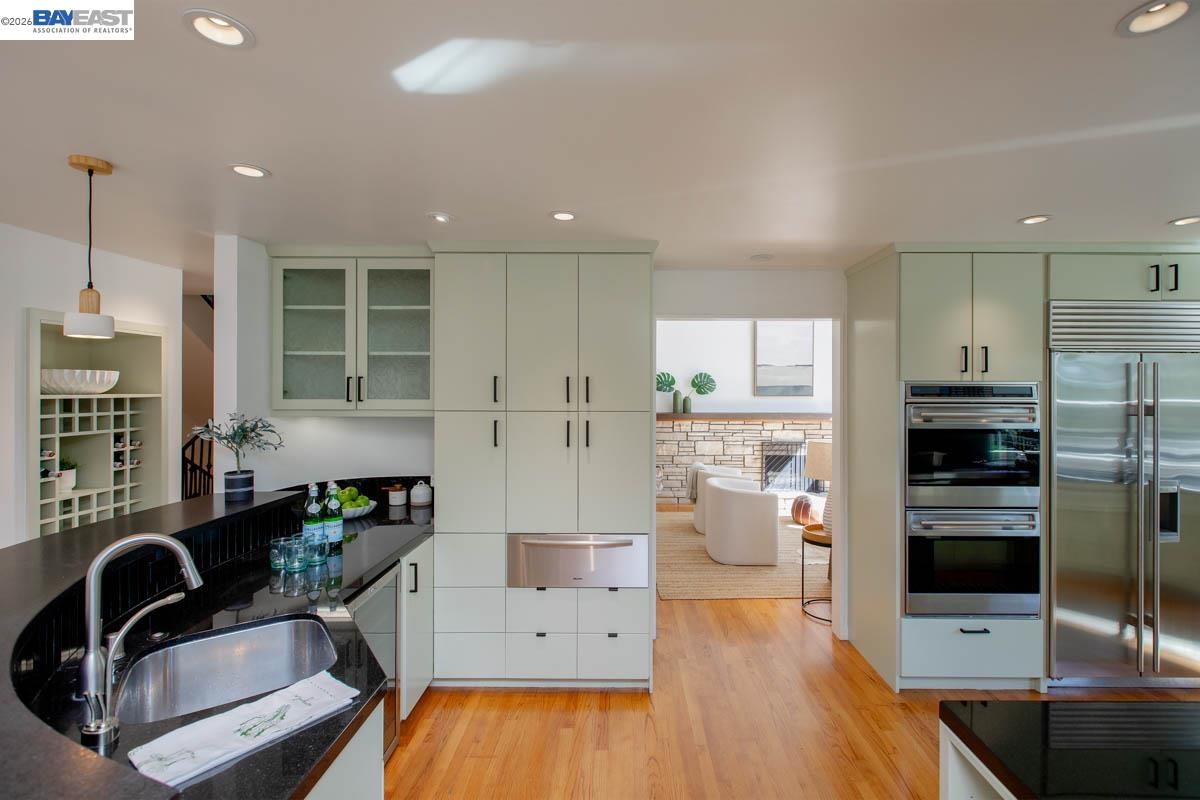 Detail Gallery Image 13 of 60 For 6540 Saroni Dr, Oakland,  CA 94611 - 3 Beds | 3 Baths