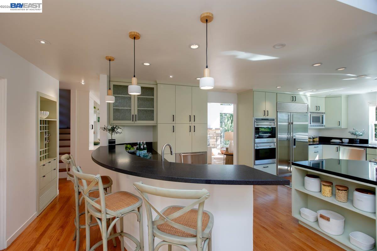 Detail Gallery Image 15 of 60 For 6540 Saroni Dr, Oakland,  CA 94611 - 3 Beds | 3 Baths