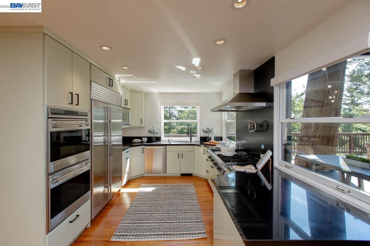 Detail Gallery Image 17 of 60 For 6540 Saroni Dr, Oakland,  CA 94611 - 3 Beds | 3 Baths