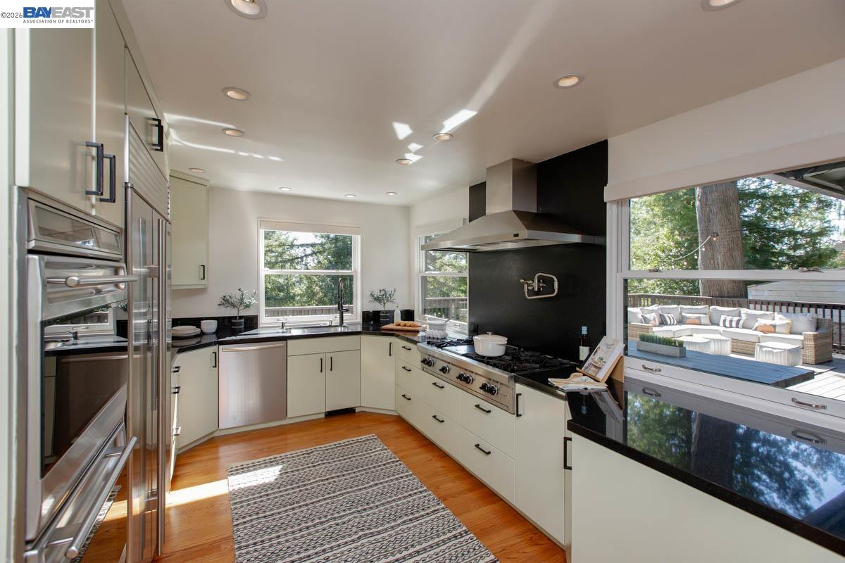 Detail Gallery Image 18 of 60 For 6540 Saroni Dr, Oakland,  CA 94611 - 3 Beds | 3 Baths