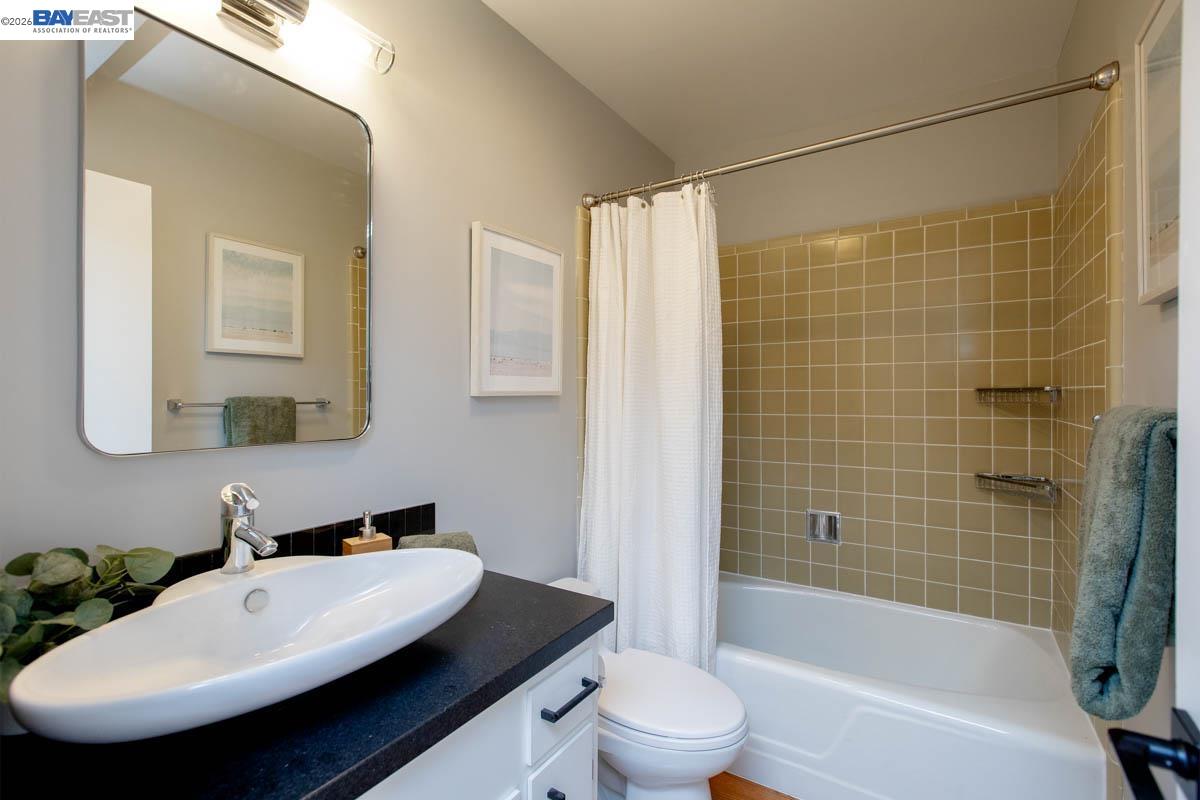 Detail Gallery Image 22 of 60 For 6540 Saroni Dr, Oakland,  CA 94611 - 3 Beds | 3 Baths