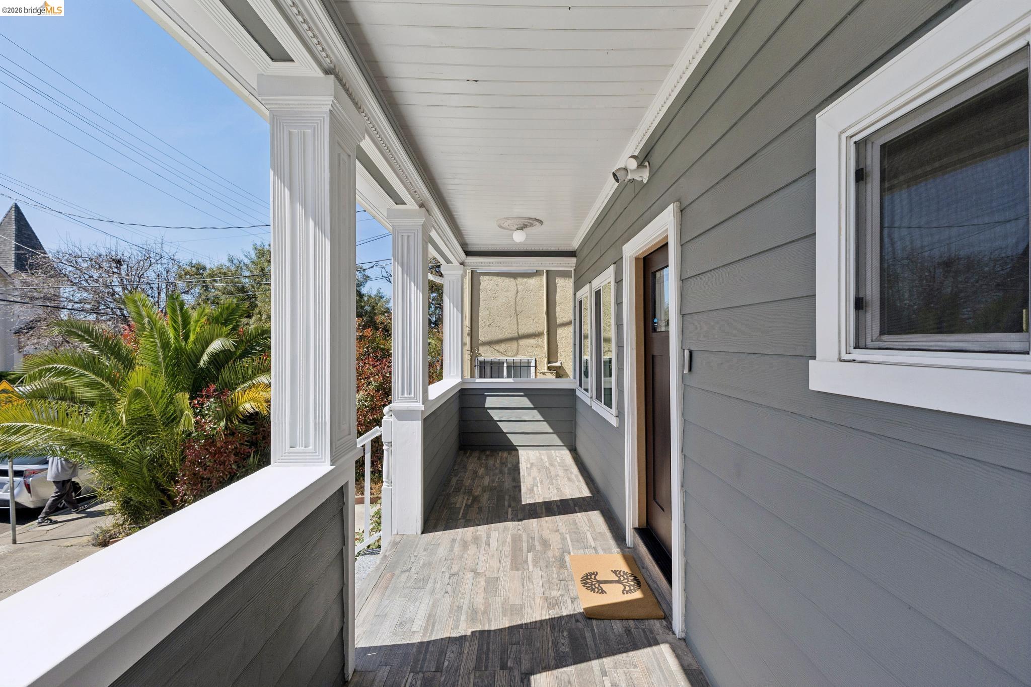 Detail Gallery Image 2 of 46 For 812 37th St, Oakland,  CA 94608 - 4 Beds | 3 Baths