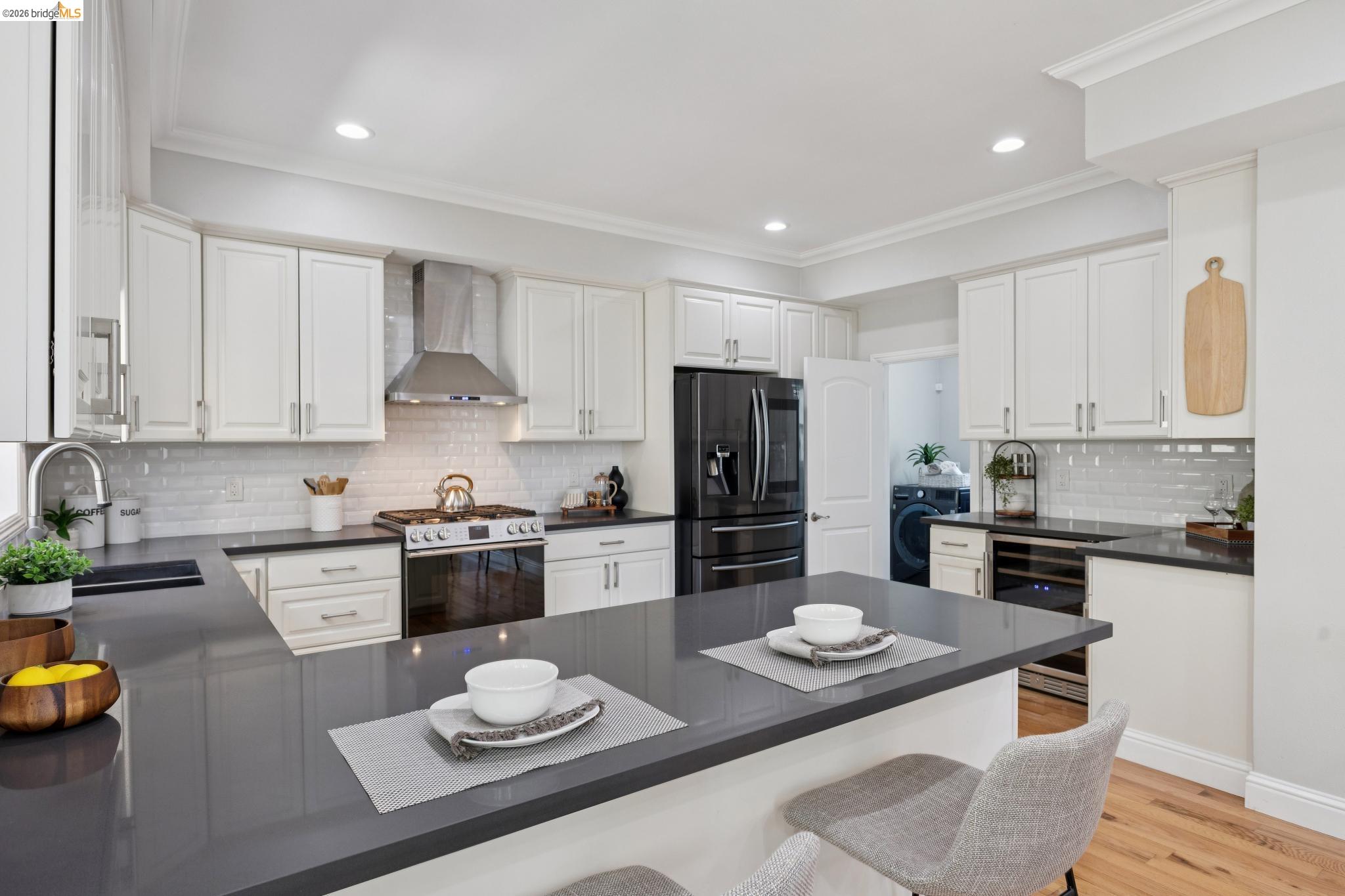 Detail Gallery Image 11 of 46 For 812 37th St, Oakland,  CA 94608 - 4 Beds | 3 Baths