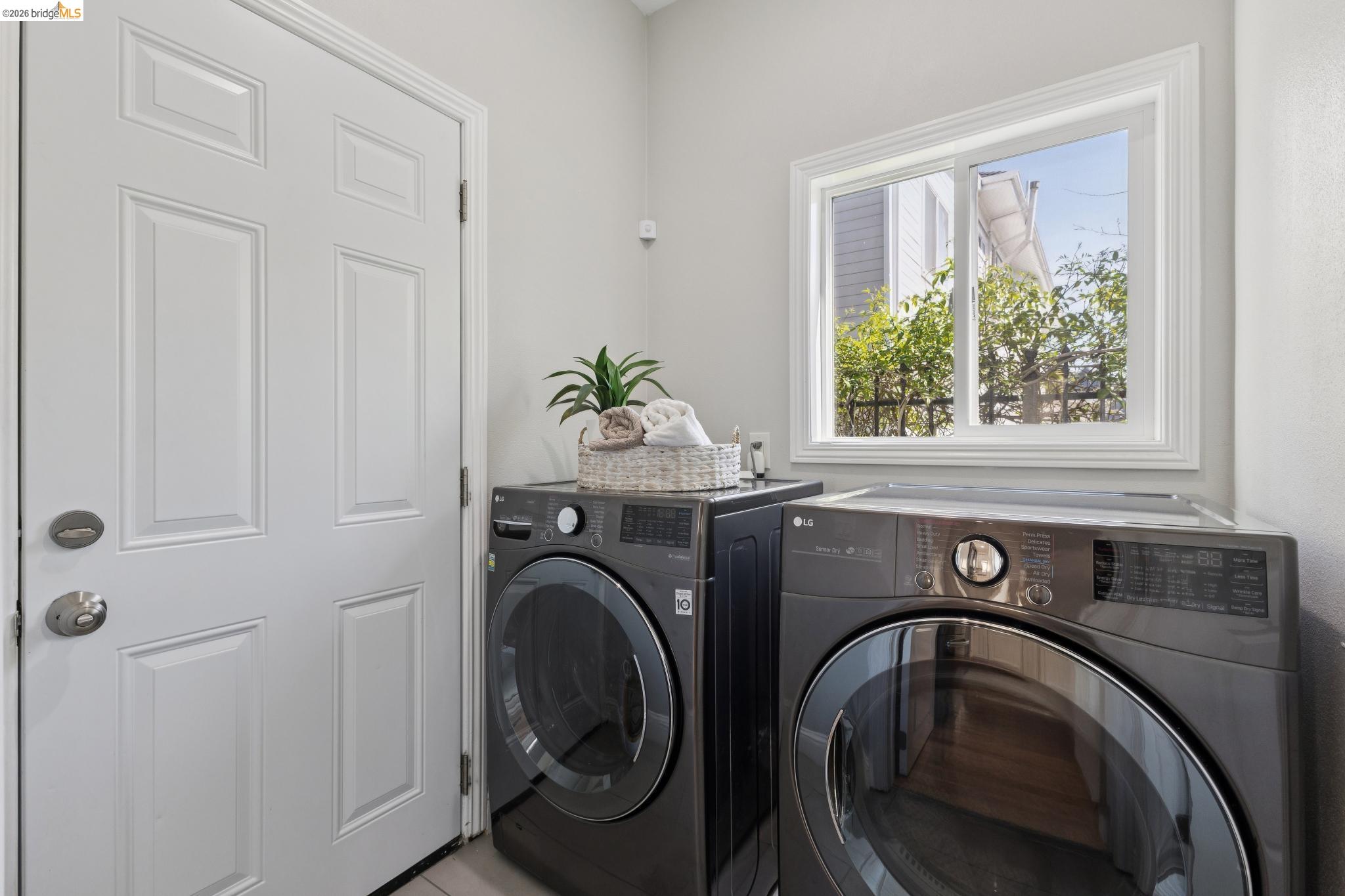 Detail Gallery Image 18 of 46 For 812 37th St, Oakland,  CA 94608 - 4 Beds | 3 Baths