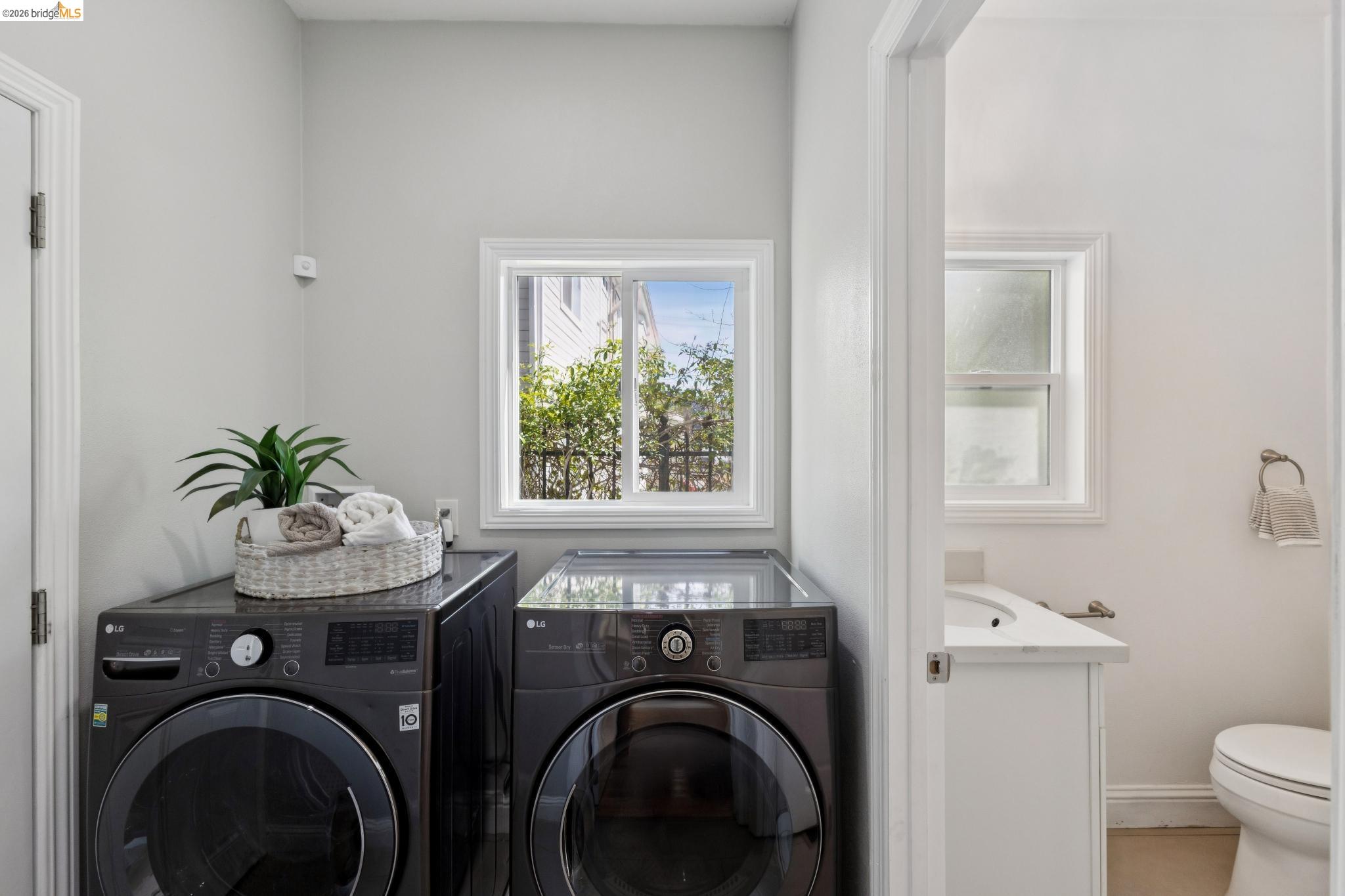 Detail Gallery Image 20 of 46 For 812 37th St, Oakland,  CA 94608 - 4 Beds | 3 Baths