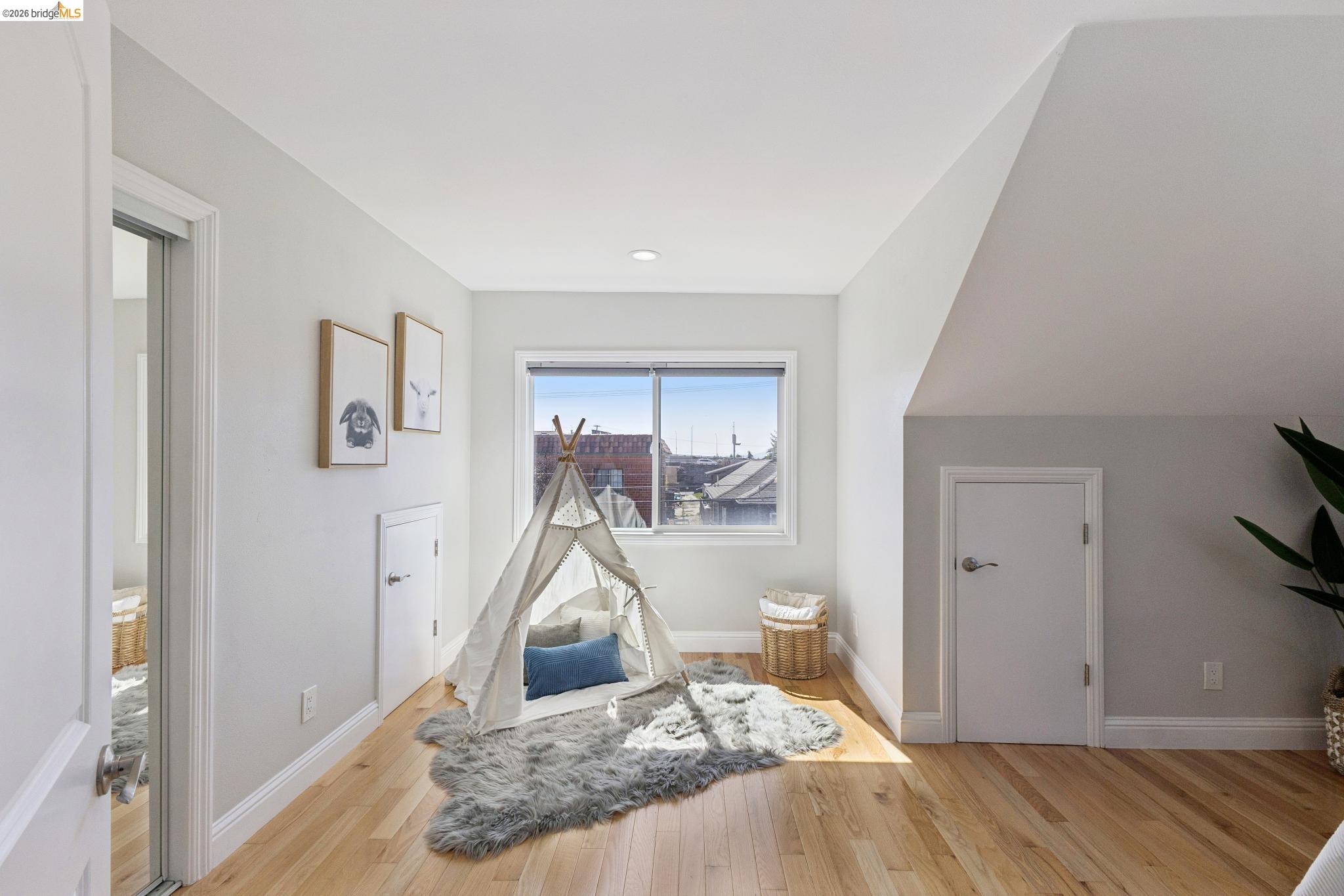 Detail Gallery Image 25 of 46 For 812 37th St, Oakland,  CA 94608 - 4 Beds | 3 Baths