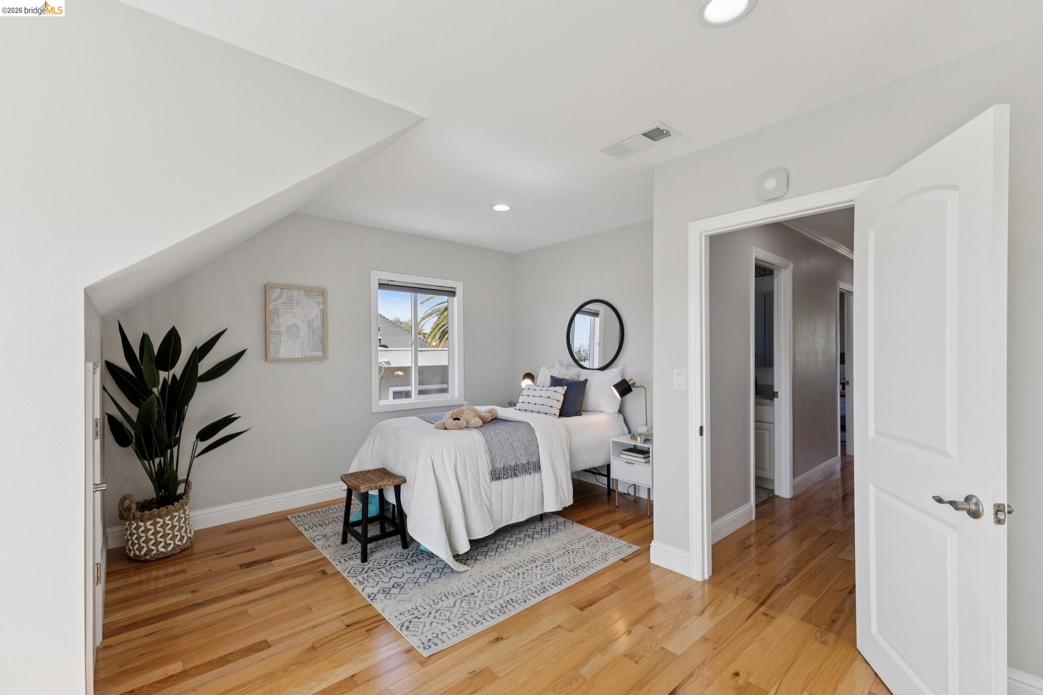 Detail Gallery Image 26 of 46 For 812 37th St, Oakland,  CA 94608 - 4 Beds | 3 Baths