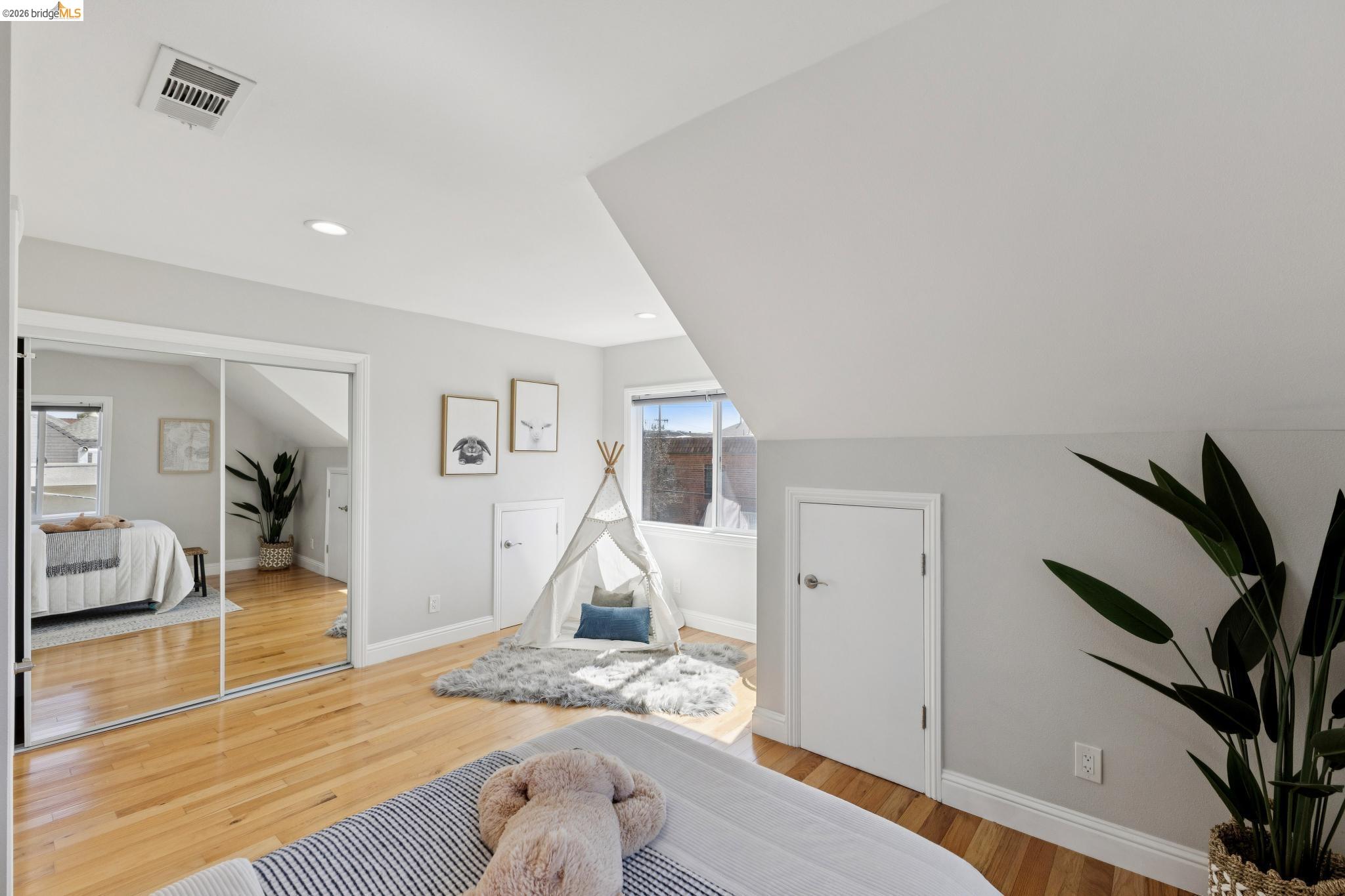 Detail Gallery Image 27 of 46 For 812 37th St, Oakland,  CA 94608 - 4 Beds | 3 Baths