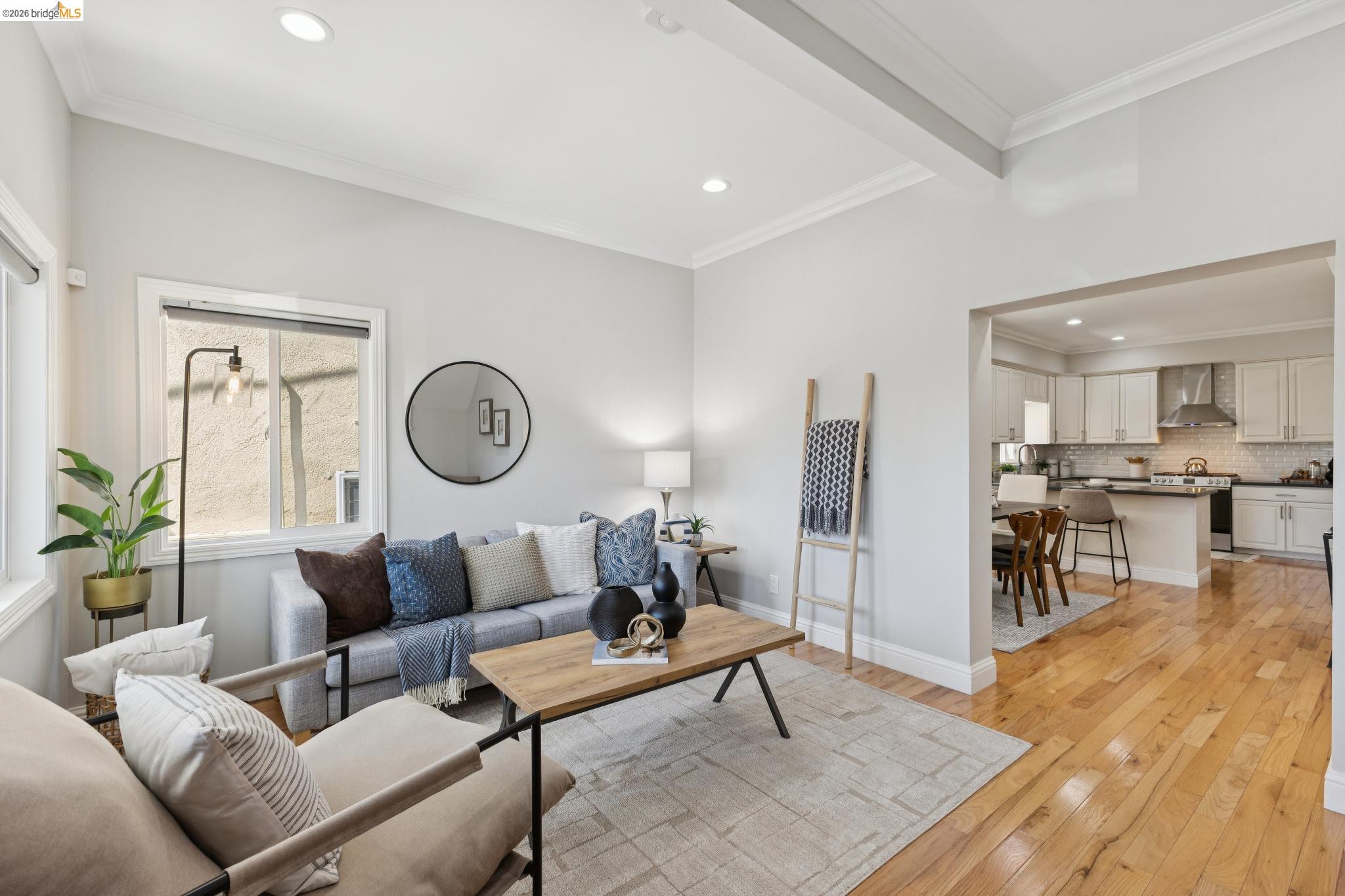 Detail Gallery Image 5 of 46 For 812 37th St, Oakland,  CA 94608 - 4 Beds | 3 Baths