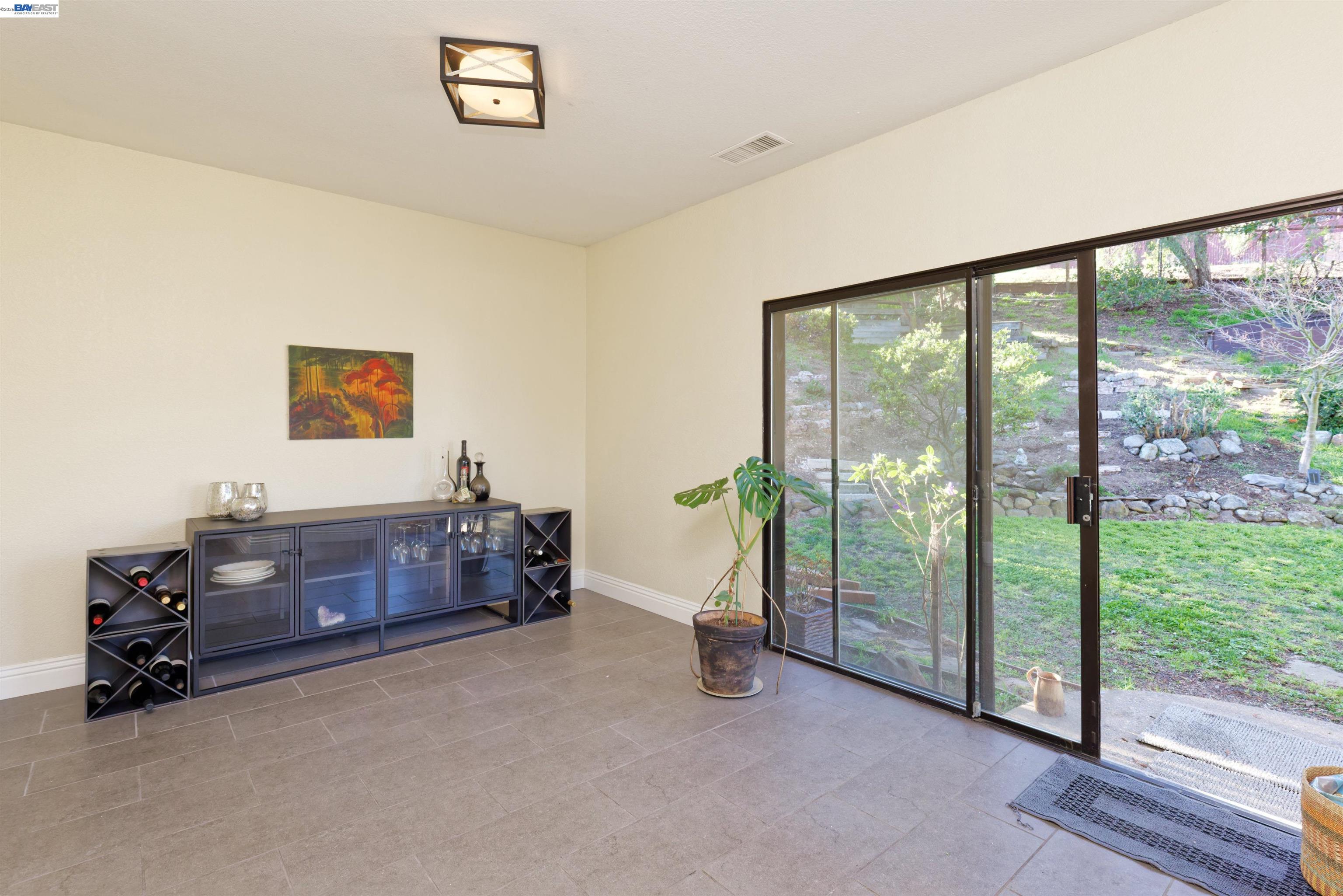 Detail Gallery Image 11 of 38 For 4903 Stoneridge Ct, Oakland,  CA 94605 - 3 Beds | 2/1 Baths