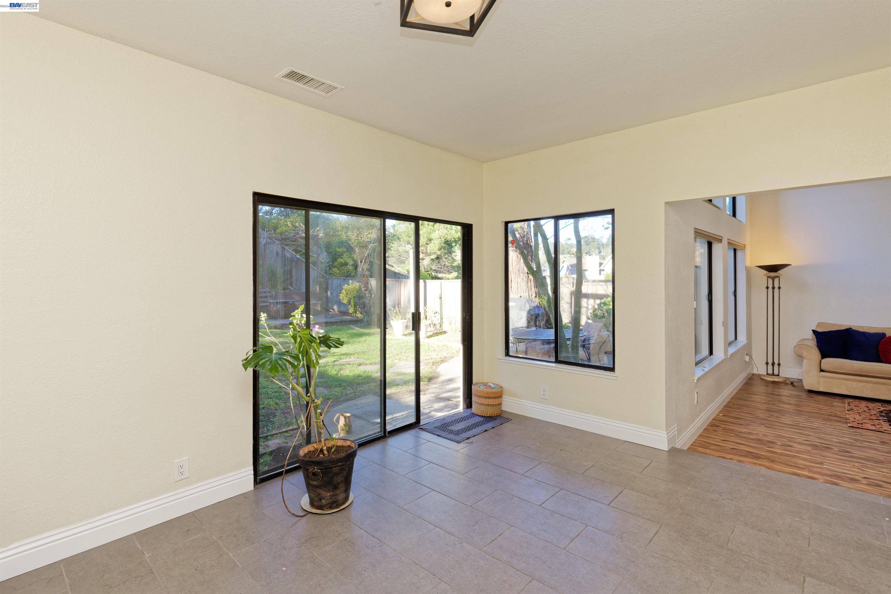 Detail Gallery Image 12 of 38 For 4903 Stoneridge Ct, Oakland,  CA 94605 - 3 Beds | 2/1 Baths