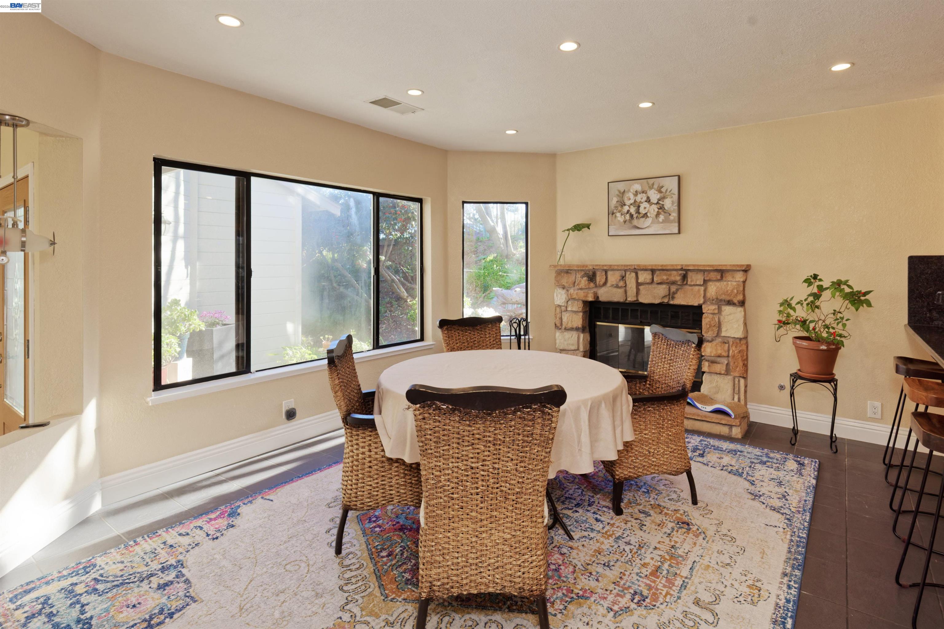 Detail Gallery Image 13 of 38 For 4903 Stoneridge Ct, Oakland,  CA 94605 - 3 Beds | 2/1 Baths