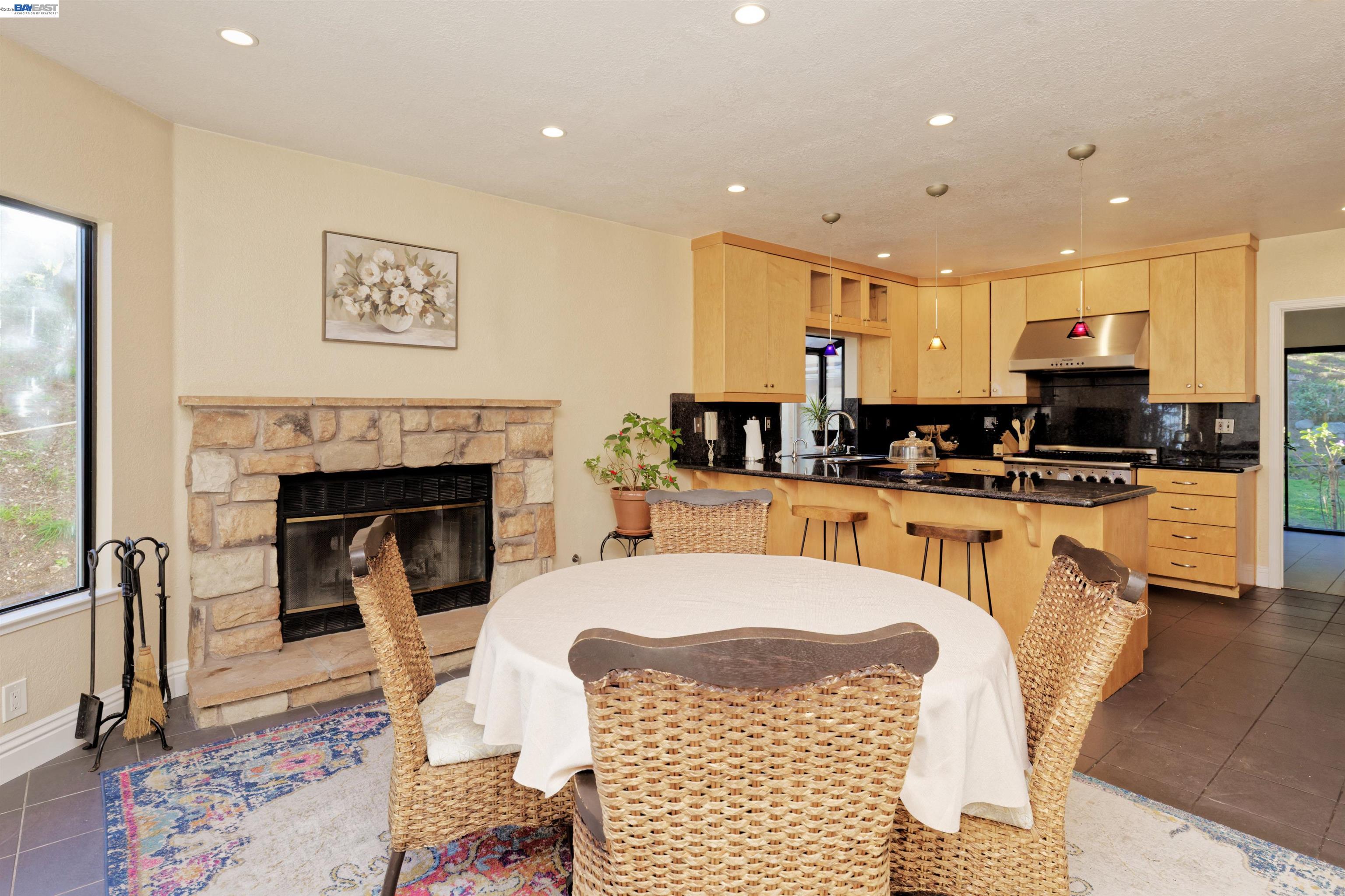 Detail Gallery Image 14 of 38 For 4903 Stoneridge Ct, Oakland,  CA 94605 - 3 Beds | 2/1 Baths