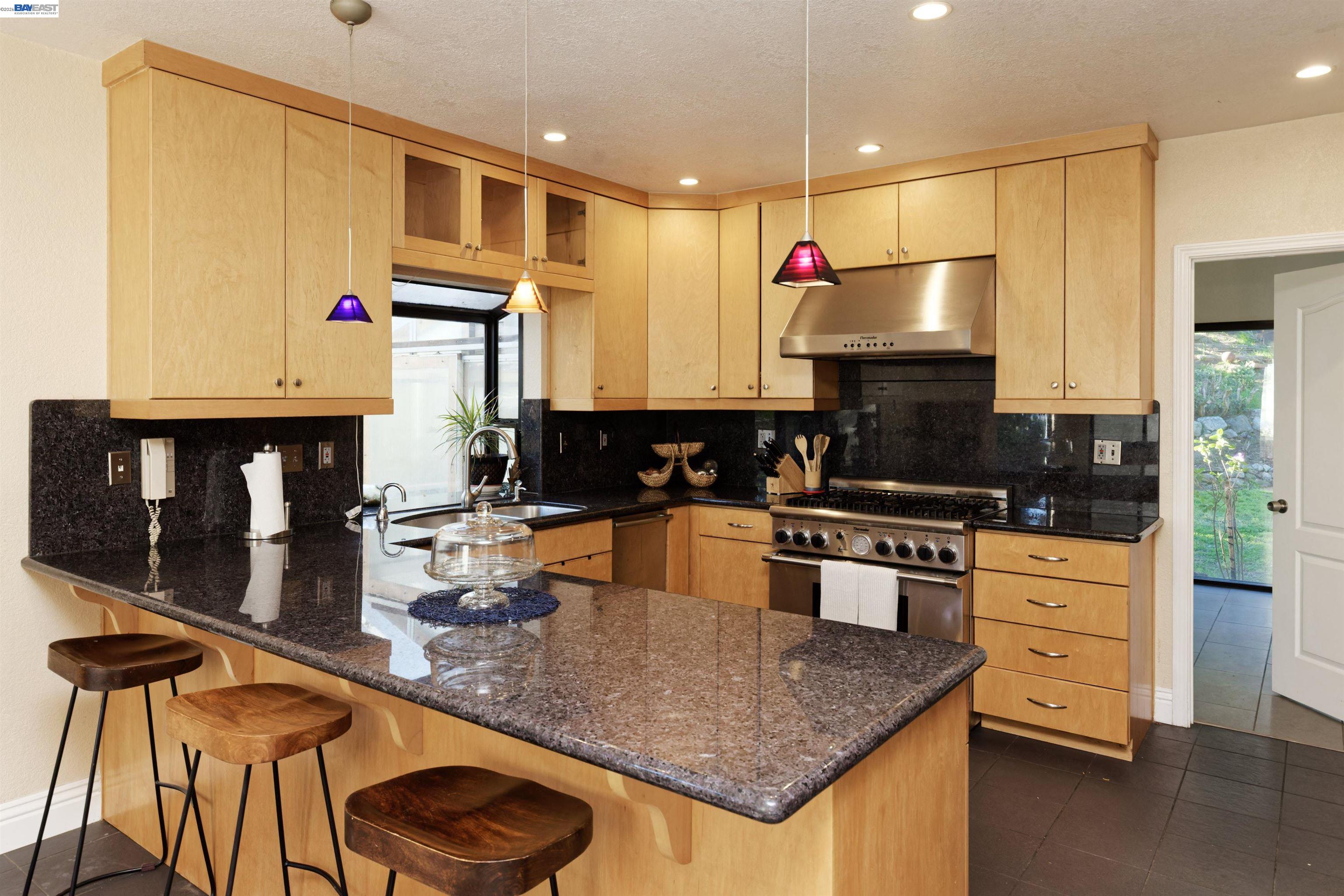 Detail Gallery Image 15 of 38 For 4903 Stoneridge Ct, Oakland,  CA 94605 - 3 Beds | 2/1 Baths