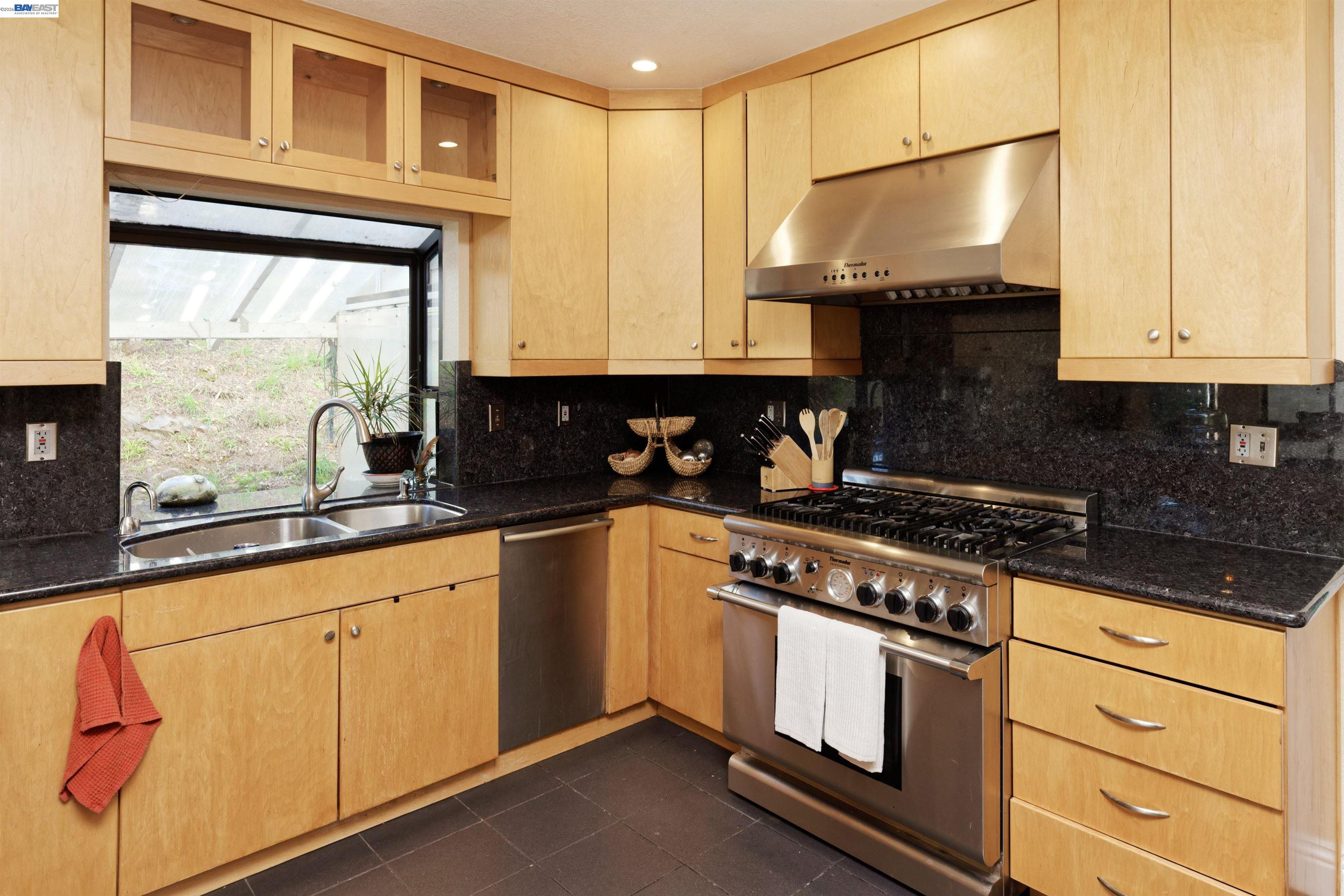 Detail Gallery Image 17 of 38 For 4903 Stoneridge Ct, Oakland,  CA 94605 - 3 Beds | 2/1 Baths