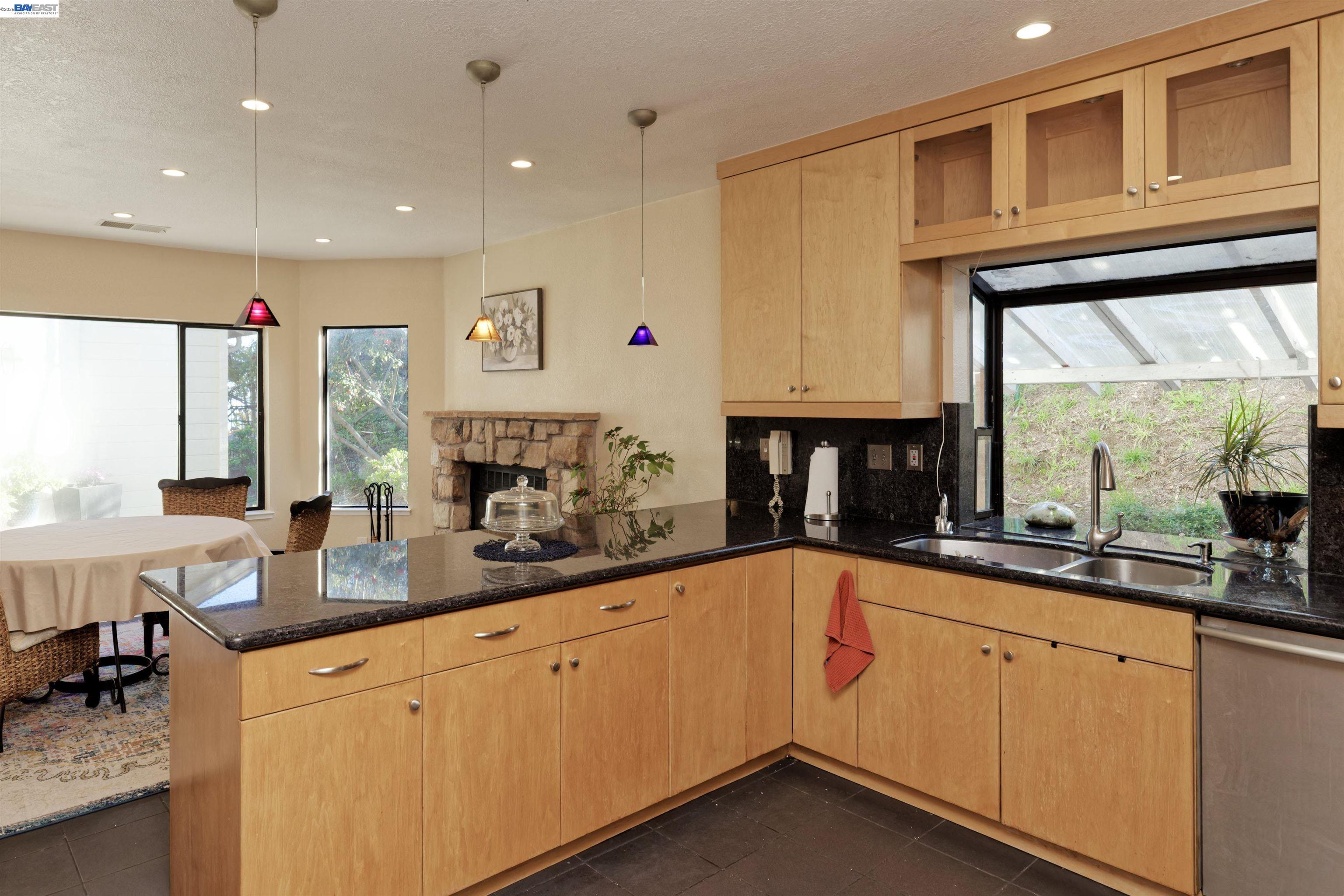 Detail Gallery Image 18 of 38 For 4903 Stoneridge Ct, Oakland,  CA 94605 - 3 Beds | 2/1 Baths