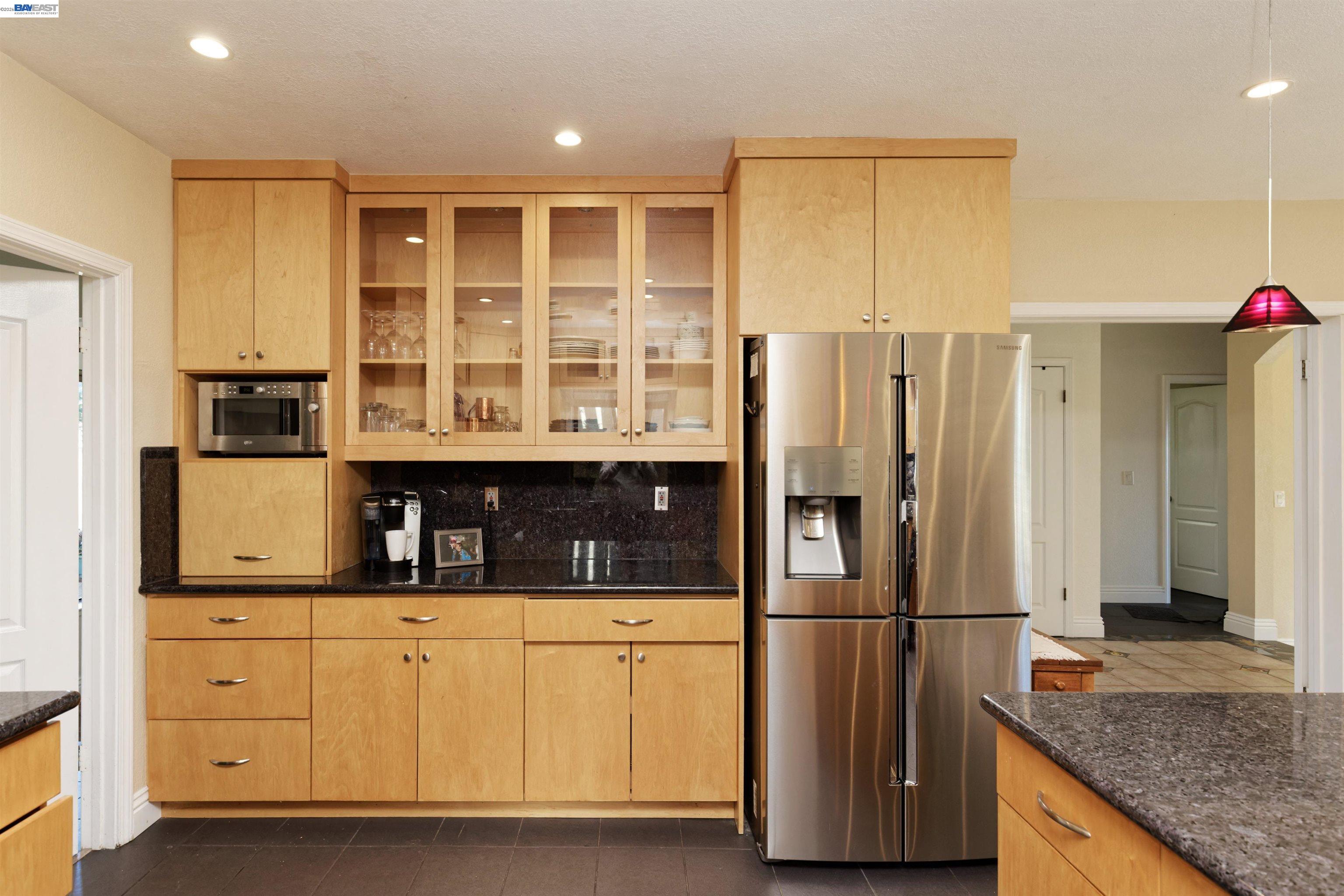 Detail Gallery Image 19 of 38 For 4903 Stoneridge Ct, Oakland,  CA 94605 - 3 Beds | 2/1 Baths