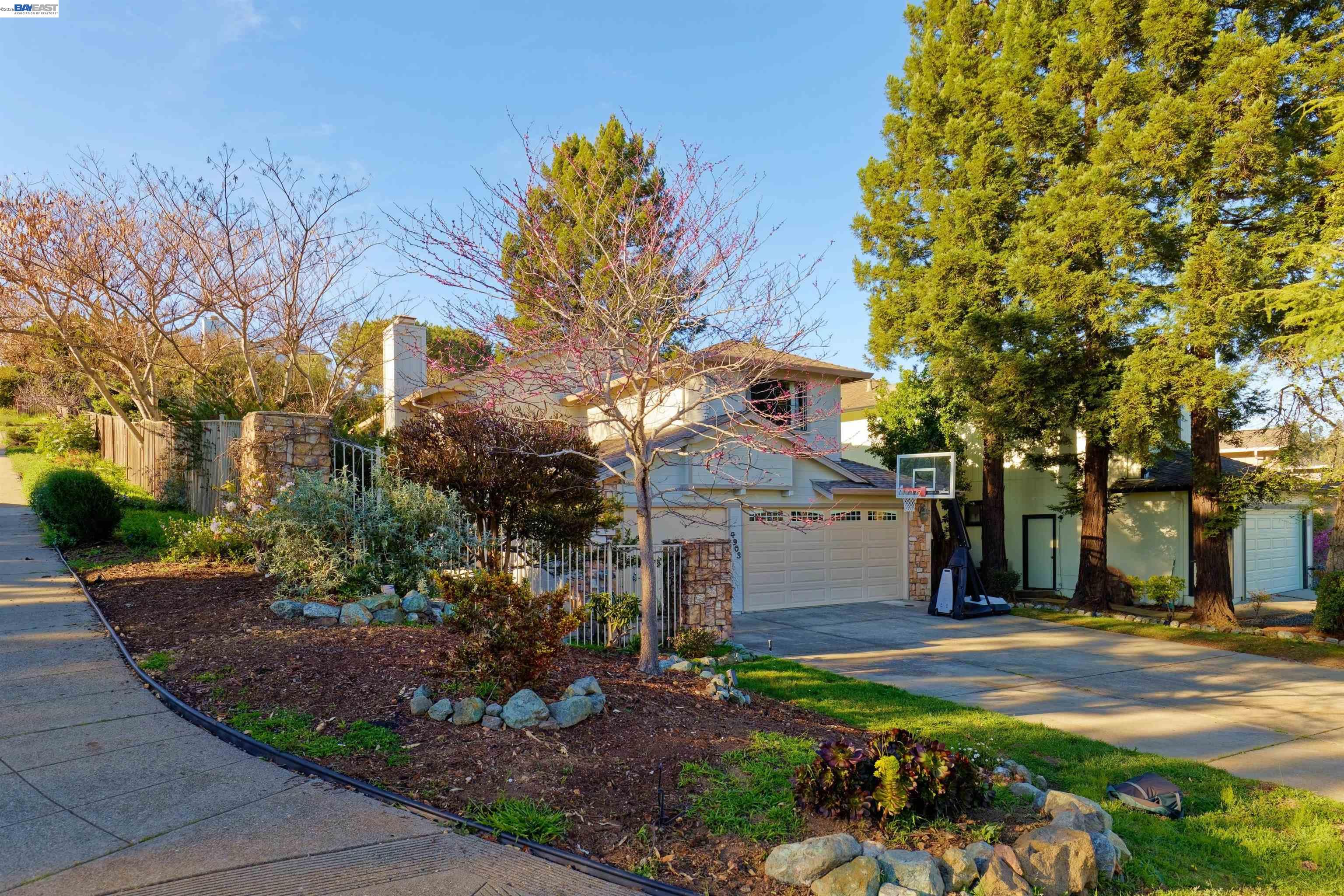 Detail Gallery Image 2 of 38 For 4903 Stoneridge Ct, Oakland,  CA 94605 - 3 Beds | 2/1 Baths