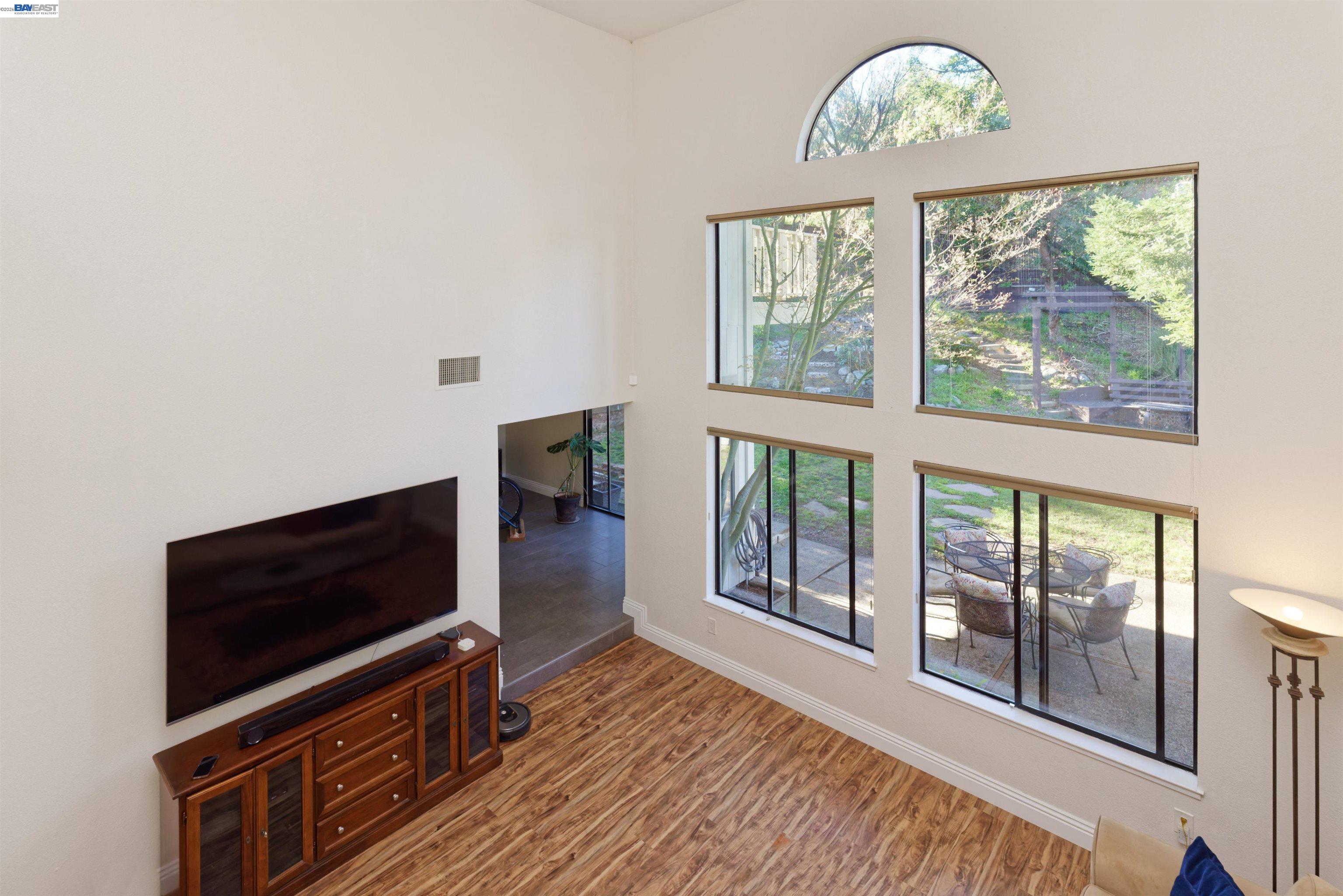 Detail Gallery Image 20 of 38 For 4903 Stoneridge Ct, Oakland,  CA 94605 - 3 Beds | 2/1 Baths
