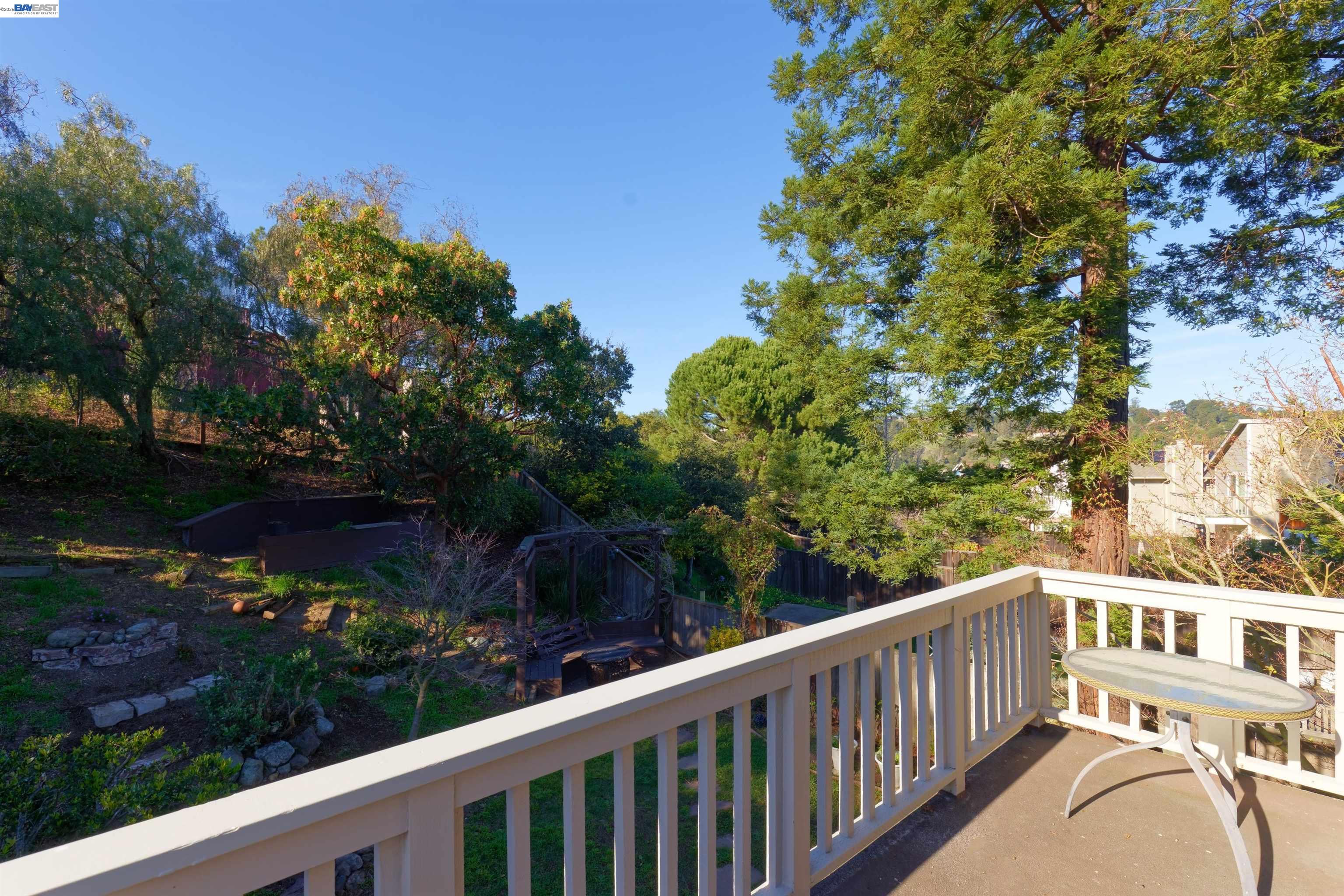 Detail Gallery Image 24 of 38 For 4903 Stoneridge Ct, Oakland,  CA 94605 - 3 Beds | 2/1 Baths