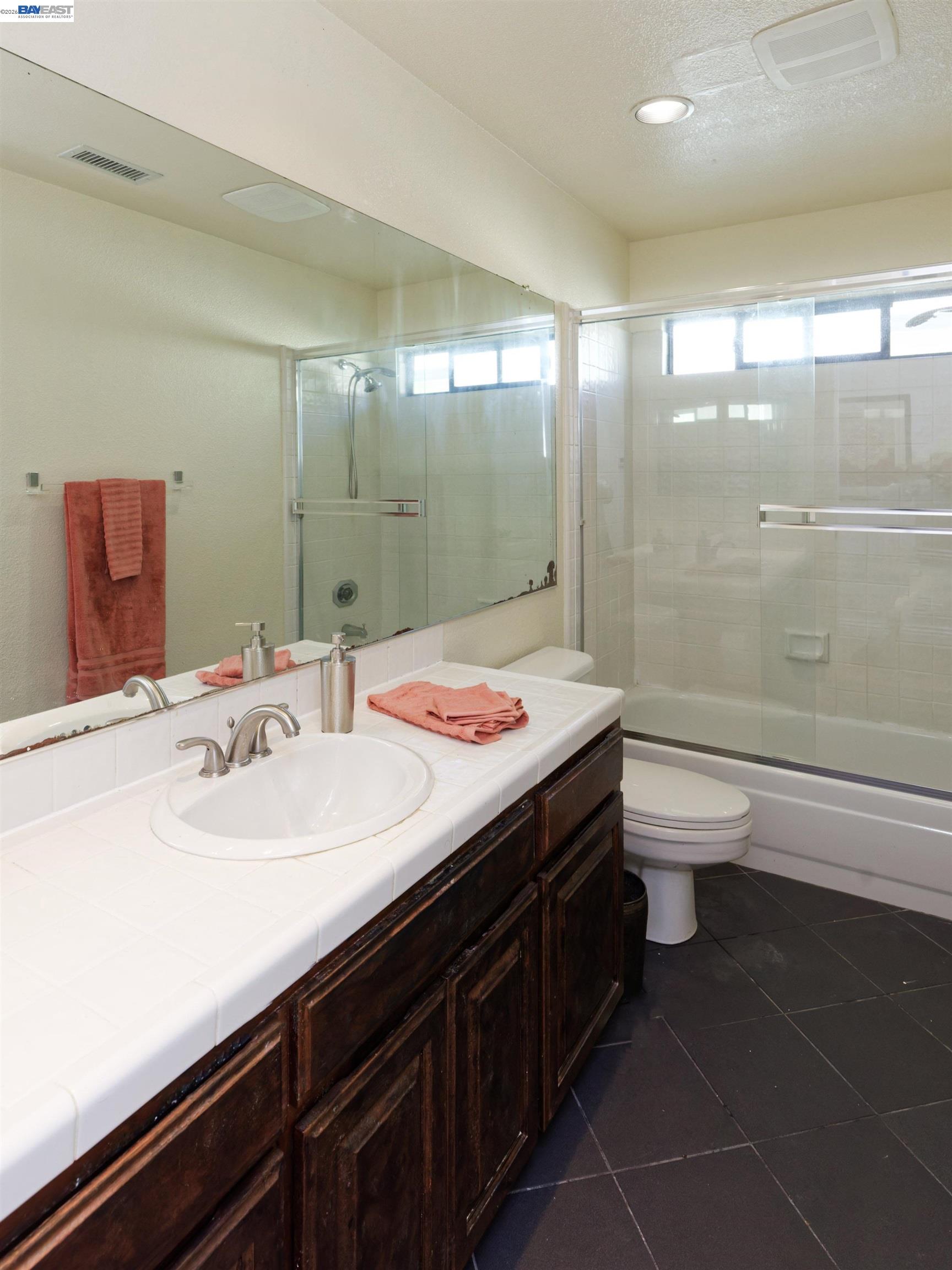 Detail Gallery Image 29 of 38 For 4903 Stoneridge Ct, Oakland,  CA 94605 - 3 Beds | 2/1 Baths
