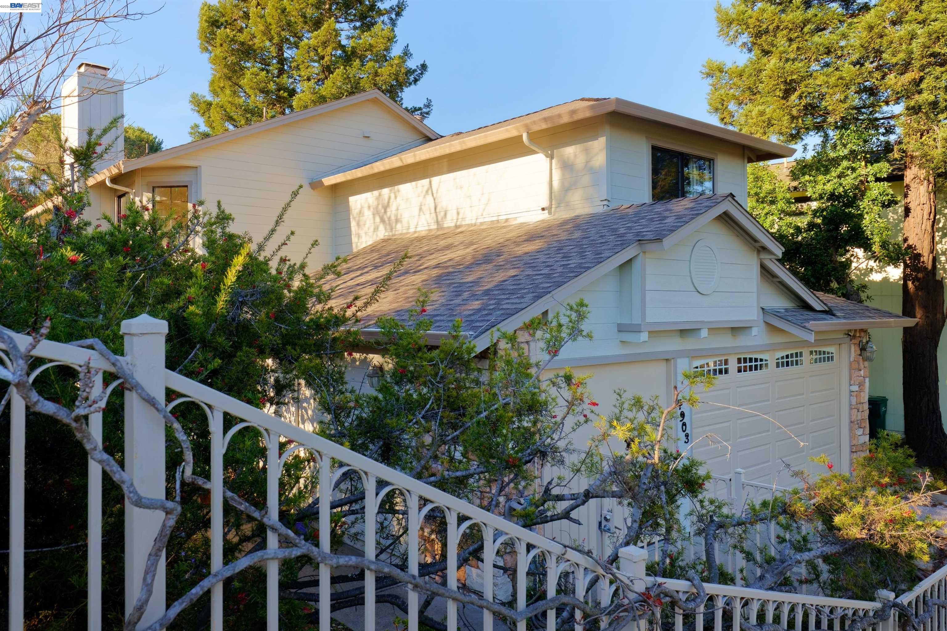 Detail Gallery Image 3 of 38 For 4903 Stoneridge Ct, Oakland,  CA 94605 - 3 Beds | 2/1 Baths